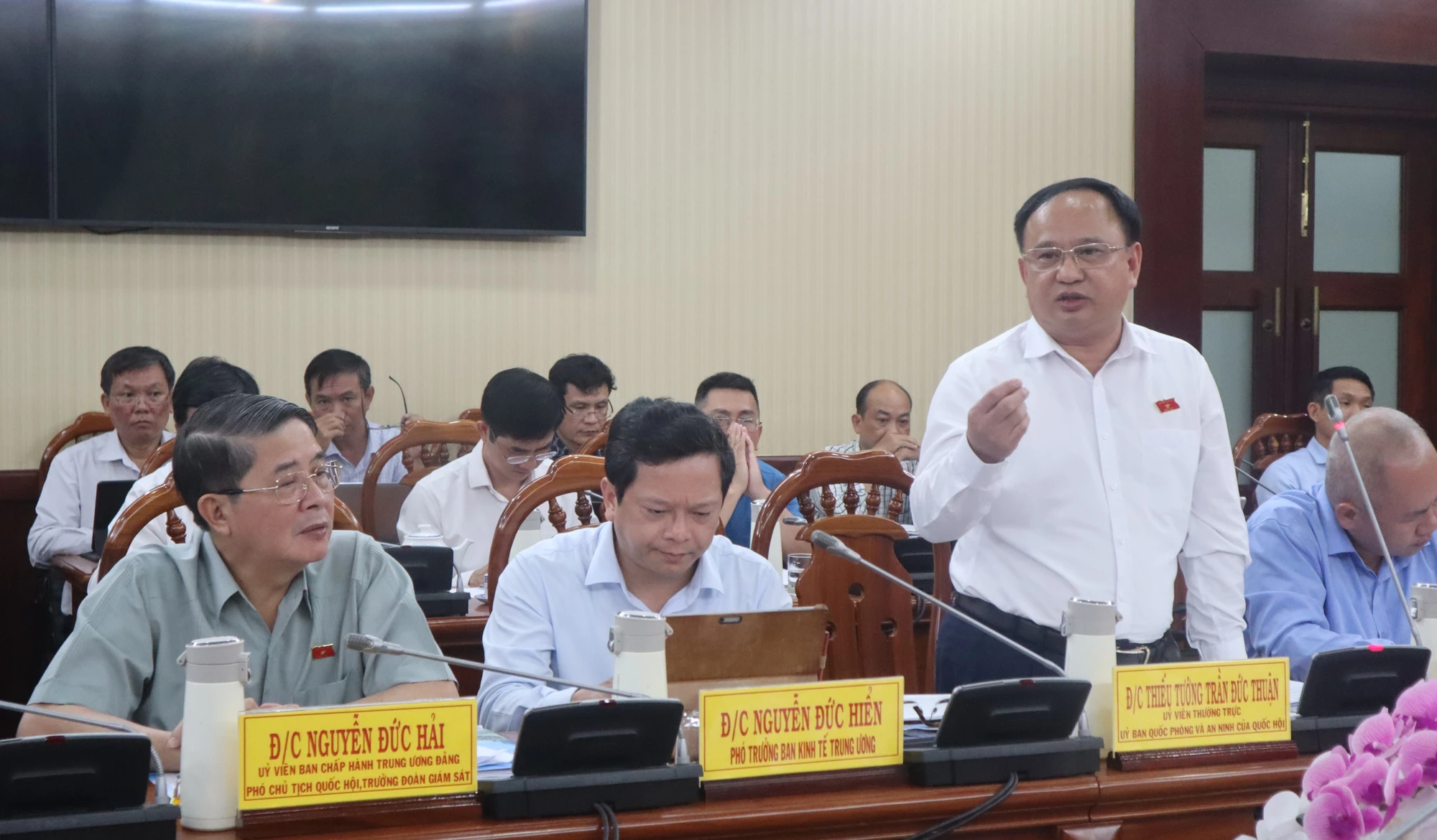 Thành viên đoàn giám sát nêu ý kiến tại buổi làm việc với tỉnh Bà Rịa-Vũng Tàu chiều 24-7. Ảnh: TK