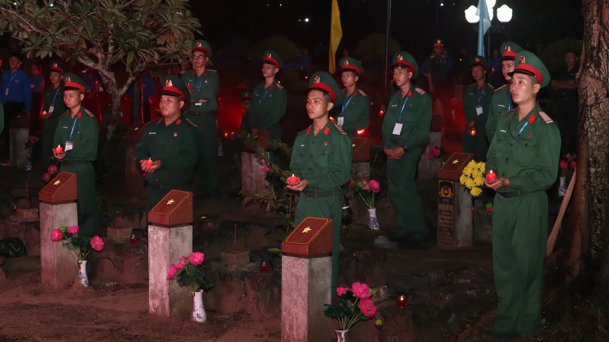 Các chiến sĩ trẻ thắp nến tưởng niệm tại Nghĩa trang Hàng Dương. Ảnh: TK Các chiến sĩ trẻ thắp nến tưởng niệm tại Nghĩa trang Hàng Dương. Ảnh: TK