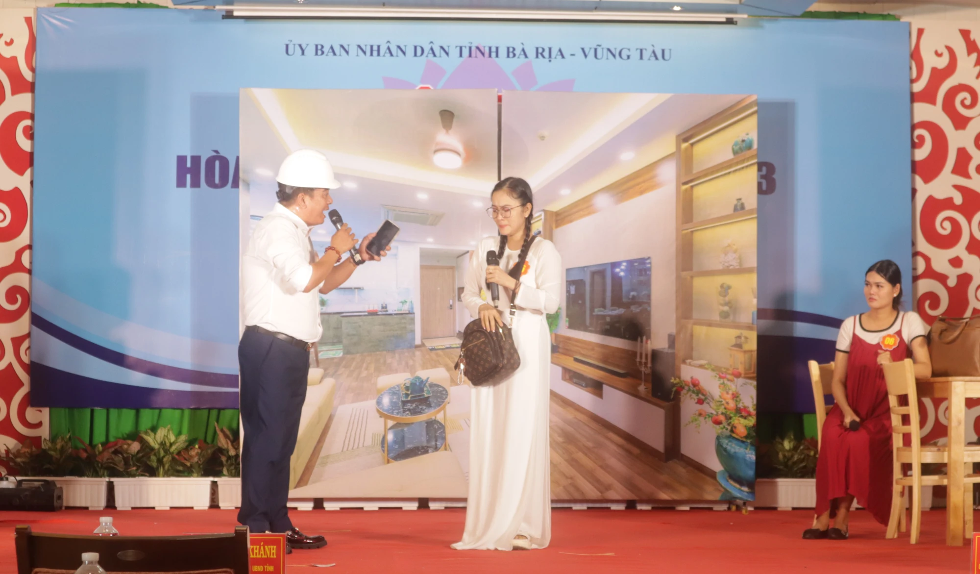 Phần tiểu phẩm về "trọng nam, khinh nữ", bạo hành gia đình của đội Vũng Tàu đạt giải tiểu phẩm xuất sắc nhất. Ảnh: TK Phần tiểu phẩm về "trọng nam, khinh nữ", bạo hành gia đình của đội Vũng Tàu đạt giải tiểu phẩm xuất sắc nhất. Ảnh: TK