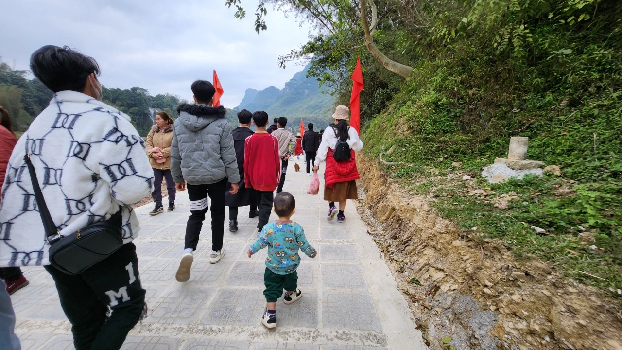 nguoi-dan-di-du-lich.jpg