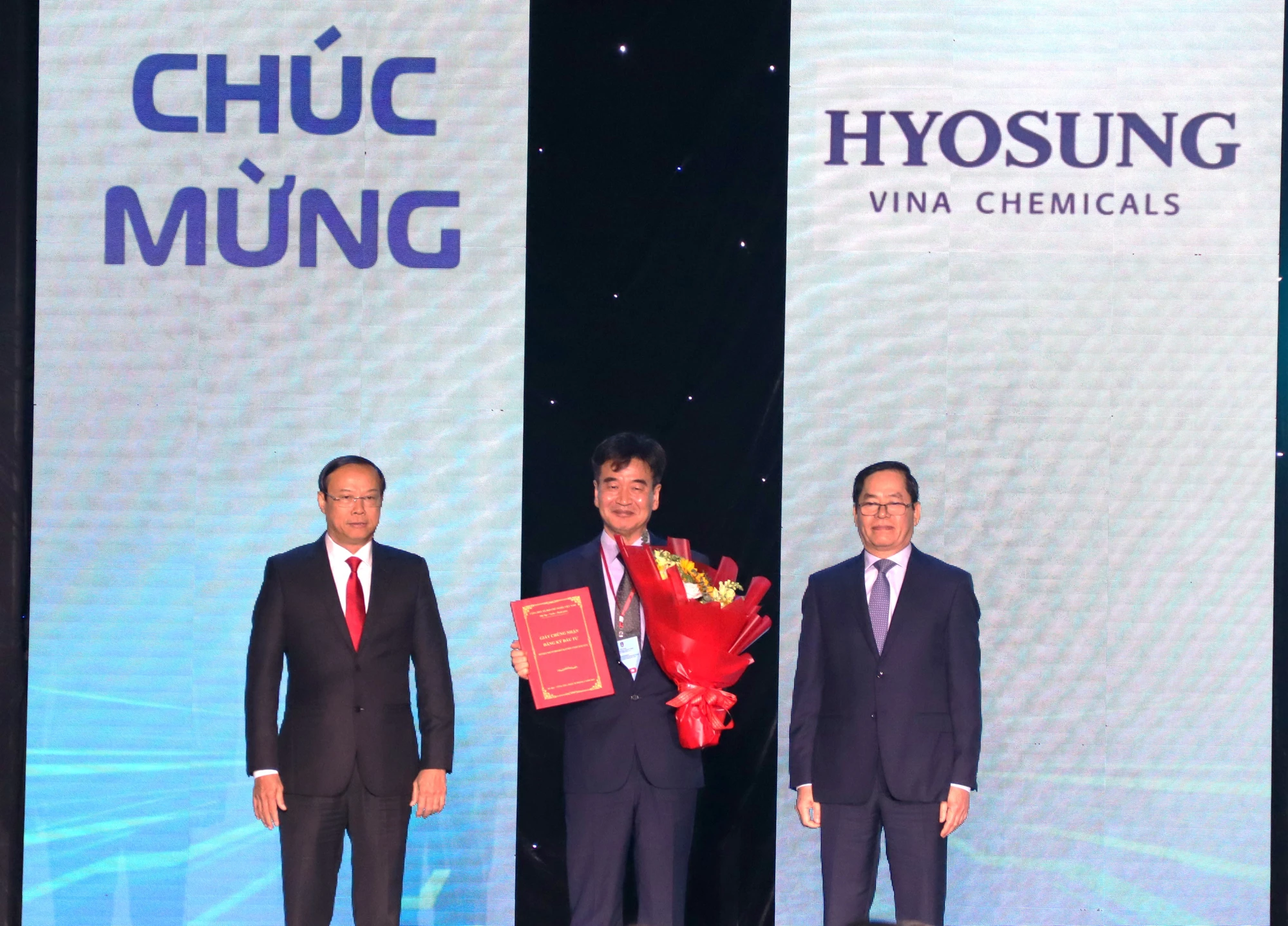 Trao-giay-chung-nhan-nha-dau-tu.JPG