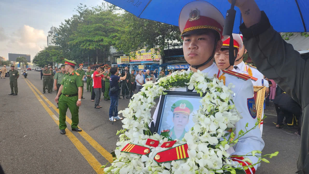 Đồng đội thương tiếc tiễn đưa Thượng sĩ Cảnh sát Cơ động Nguyễn Ngọc Minh Nhật