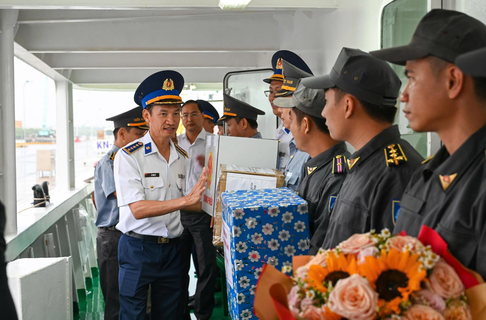 Đại tá Lê Văn Tú và các thành viên trong ban chỉ đạo của khu vực bỏ phiếu số 10 phường Phước Thắng.jpg