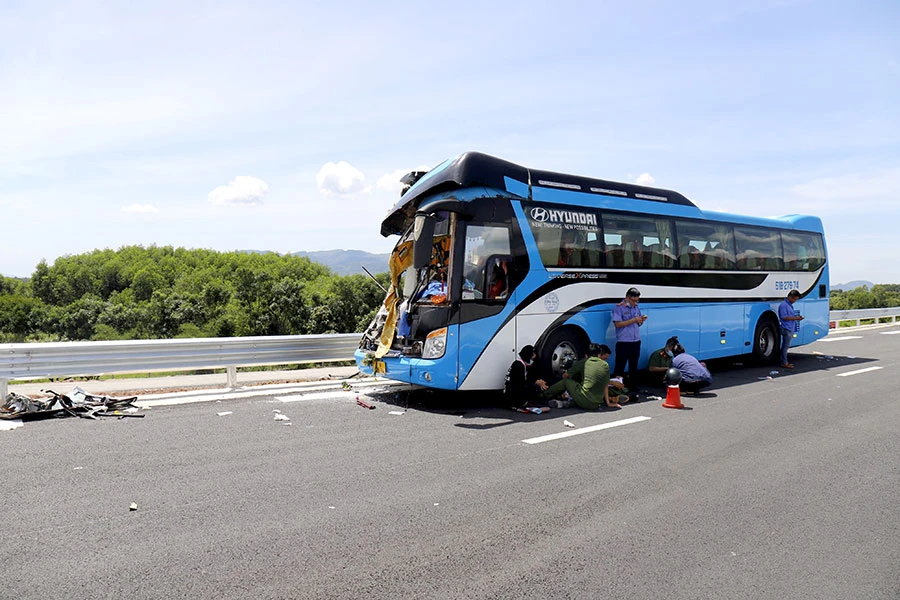 Vụ tai nạn trên cao tốc Nha Trang - Cam Lâm ngày 3-7 khiến hai hành khách trên xe tử vong tại chỗ, sáu người khác bị thương. Ảnh: ĐT Vụ tai nạn trên cao tốc Nha Trang - Cam Lâm ngày 3-7 khiến hai hành khách trên xe tử vong tại chỗ, sáu người khác bị thương. Ảnh: ĐT