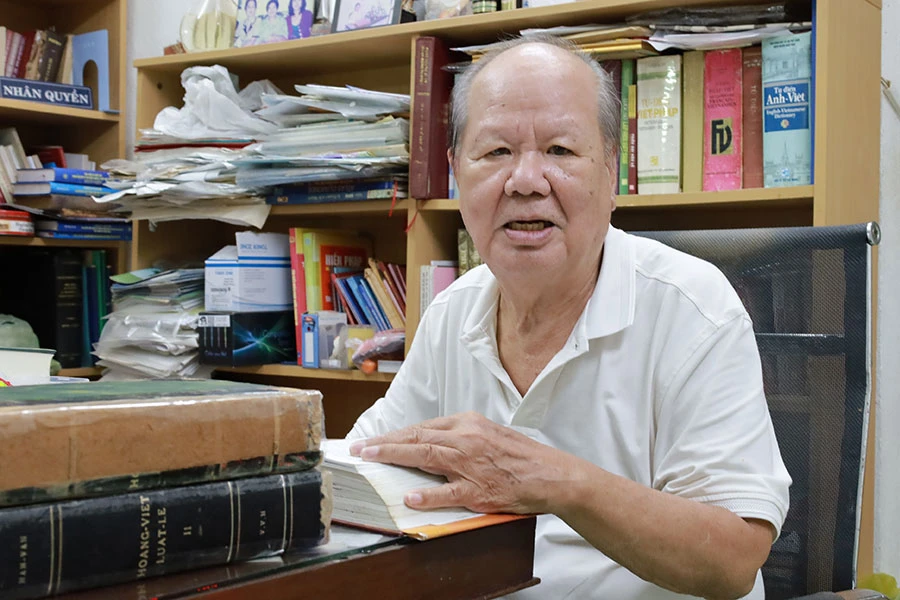 TS-LS Phan Đăng Thanh bên bàn làm việc. Ảnh: DI LINH TS-LS Phan Đăng Thanh bên bàn làm việc. Ảnh: DI LINH