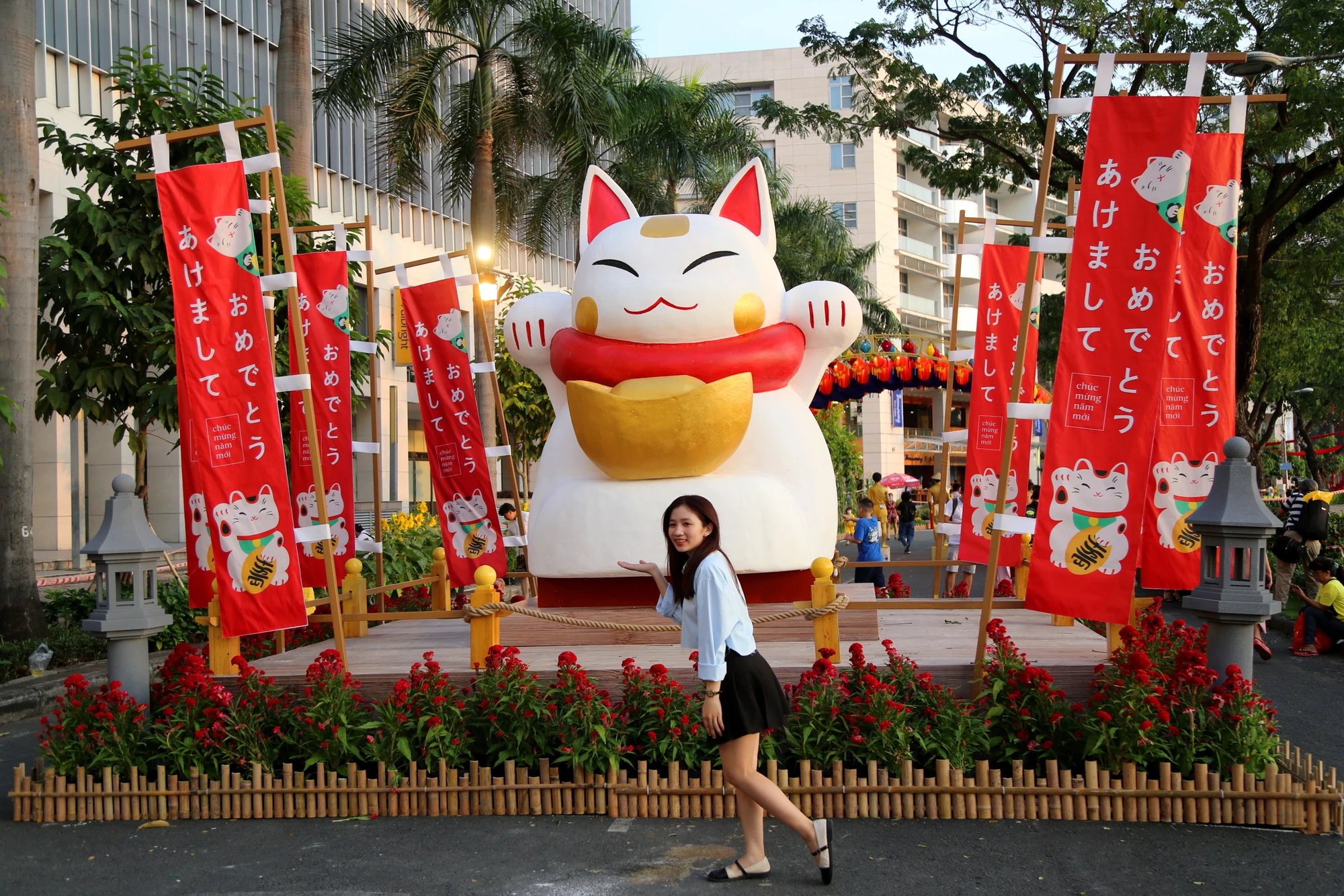 Văn hoá Nhật Bản với Mèo Maneki Neko, biểu tượng của may mắn, tài lộc.
