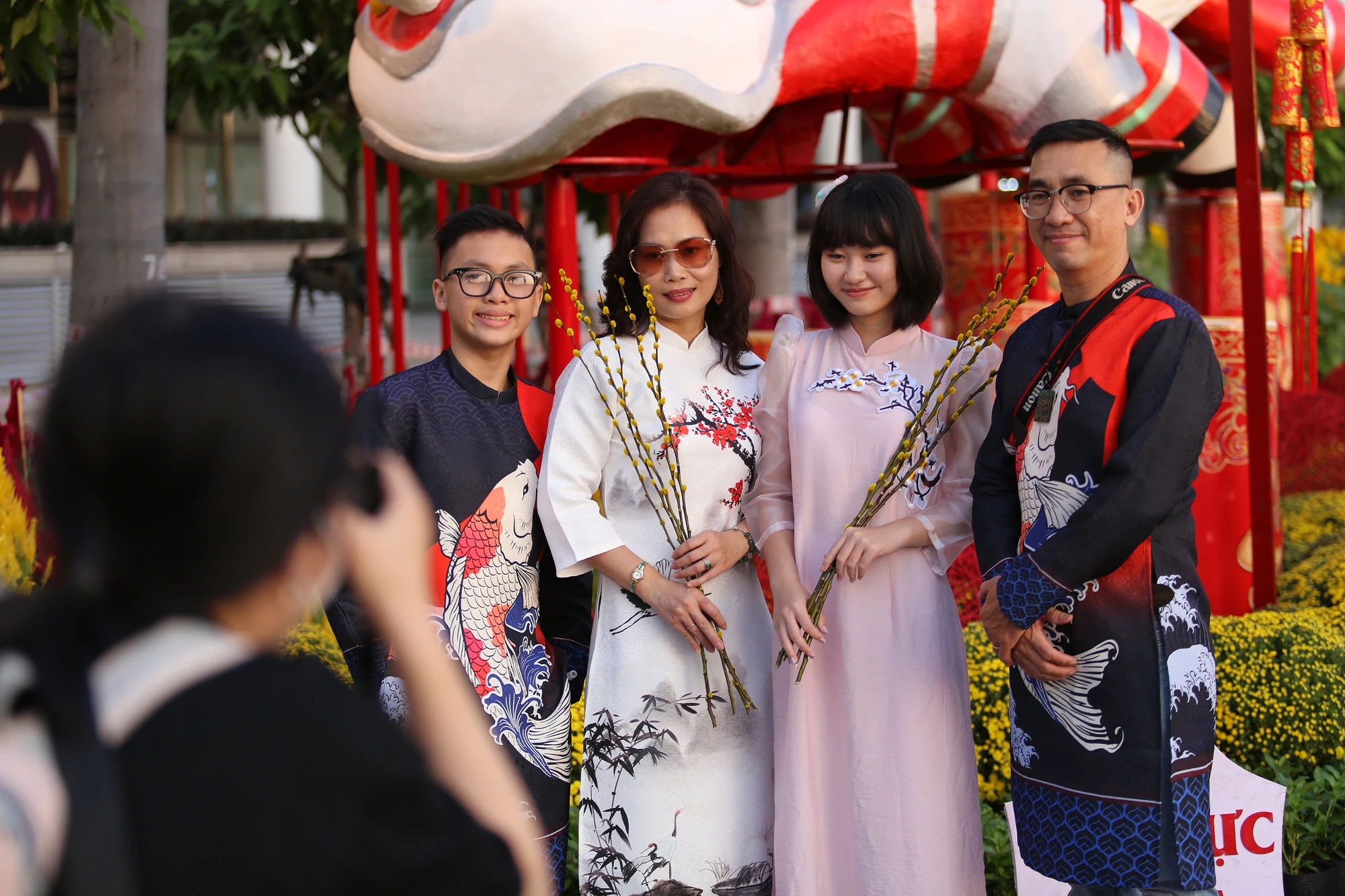 Gia đình diện áo dài lưu lại những hình ảnh đẹp với đường hoa.