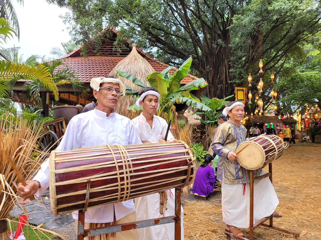 Lễ hội còn tích hợp thêm nhiều hoạt động đặc sắc như biểu diễn nghệ thuật, giao lưu văn hóa.