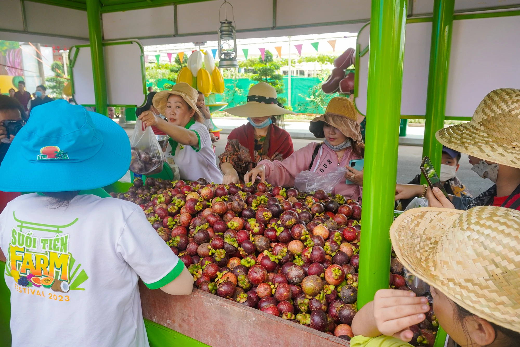 Các gian hàng trái cây tươi ngon phục vụ nhu cầu của khách tham quan. Các gian hàng trái cây tươi ngon phục vụ nhu cầu của khách tham quan.