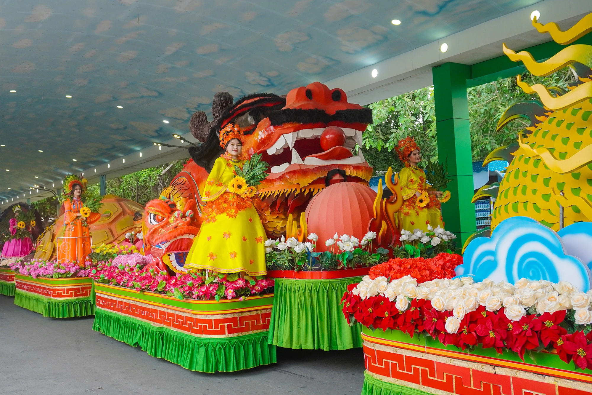 Show diễu hành “Bách Quả Tứ Quý Thần Tiên Hội” với các nàng Tiên Hoa lộng lẫy khoe sắc. Show diễu hành “Bách Quả Tứ Quý Thần Tiên Hội” với các nàng Tiên Hoa lộng lẫy khoe sắc.