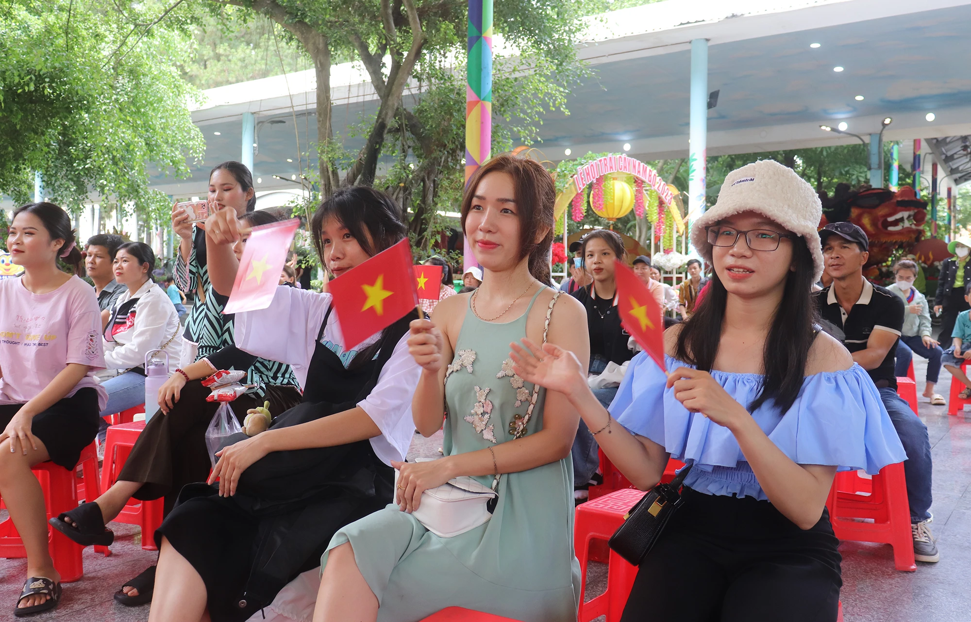 Nhóm bạn trẻ hào hứng xem trình diễn các tiết mục nghệ thuật.