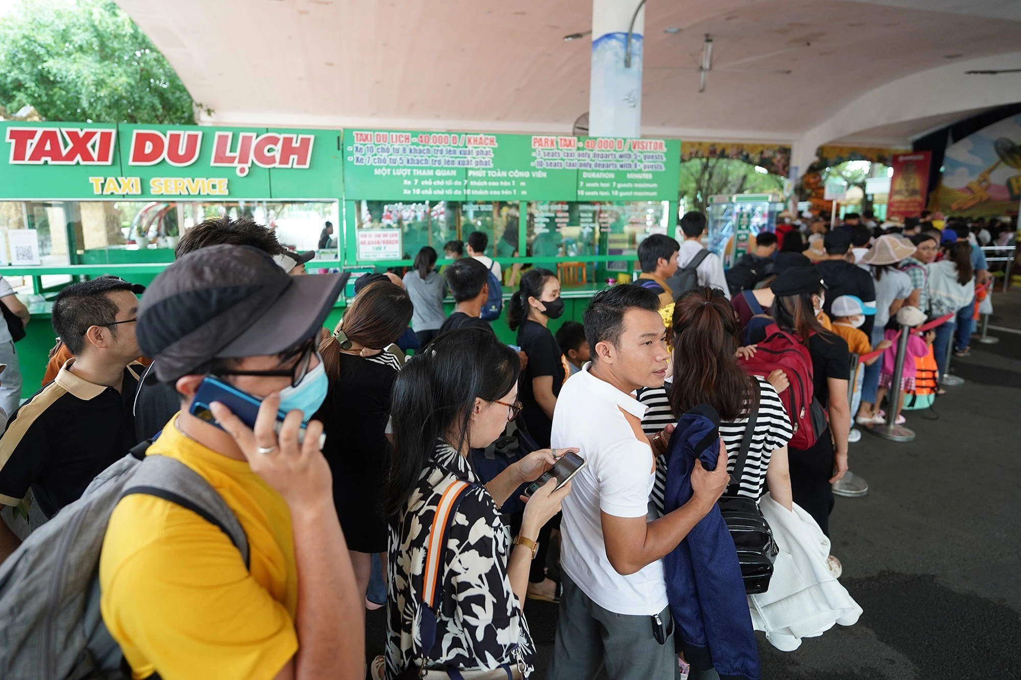 Càng về trưa nhưng lượng khách đổ về càng lúc càng đông, ai nấy cũng đều vui tươi hoà vào không khí ngày Quốc Khánh.