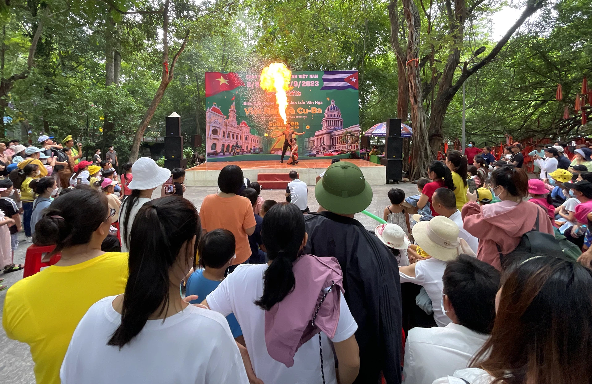 Các chương trình nghệ thuật tạo thêm không gian cho du khách: Sân khấu hoá truyền thuyết Sơn Tinh Thuỷ Tinh, Biểu diễn trống kèn mừng quốc Khánh.