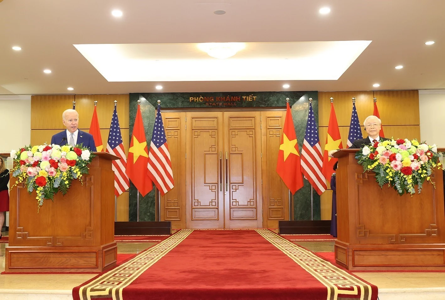 Tổng Bí thư Nguyễn Phú Trọng và Tổng thống Joe Biden phát biểu với báo chí thông tin về kết quả tốt đẹp của cuộc hội đàm và thông báo hai bên đã thông qua Tuyên bố chung, nâng tầm quan hệ Việt Nam - Hoa Kỳ lên Đối tác Chiến lược Toàn diện. Ảnh: TTXVN Tổng Bí thư Nguyễn Phú Trọng và Tổng thống Joe Biden phát biểu với báo chí thông tin về kết quả tốt đẹp của cuộc hội đàm và thông báo hai bên đã thông qua Tuyên bố chung, nâng tầm quan hệ Việt Nam - Hoa Kỳ lên Đối tác Chiến lược Toàn diện. Ảnh: TTXVN