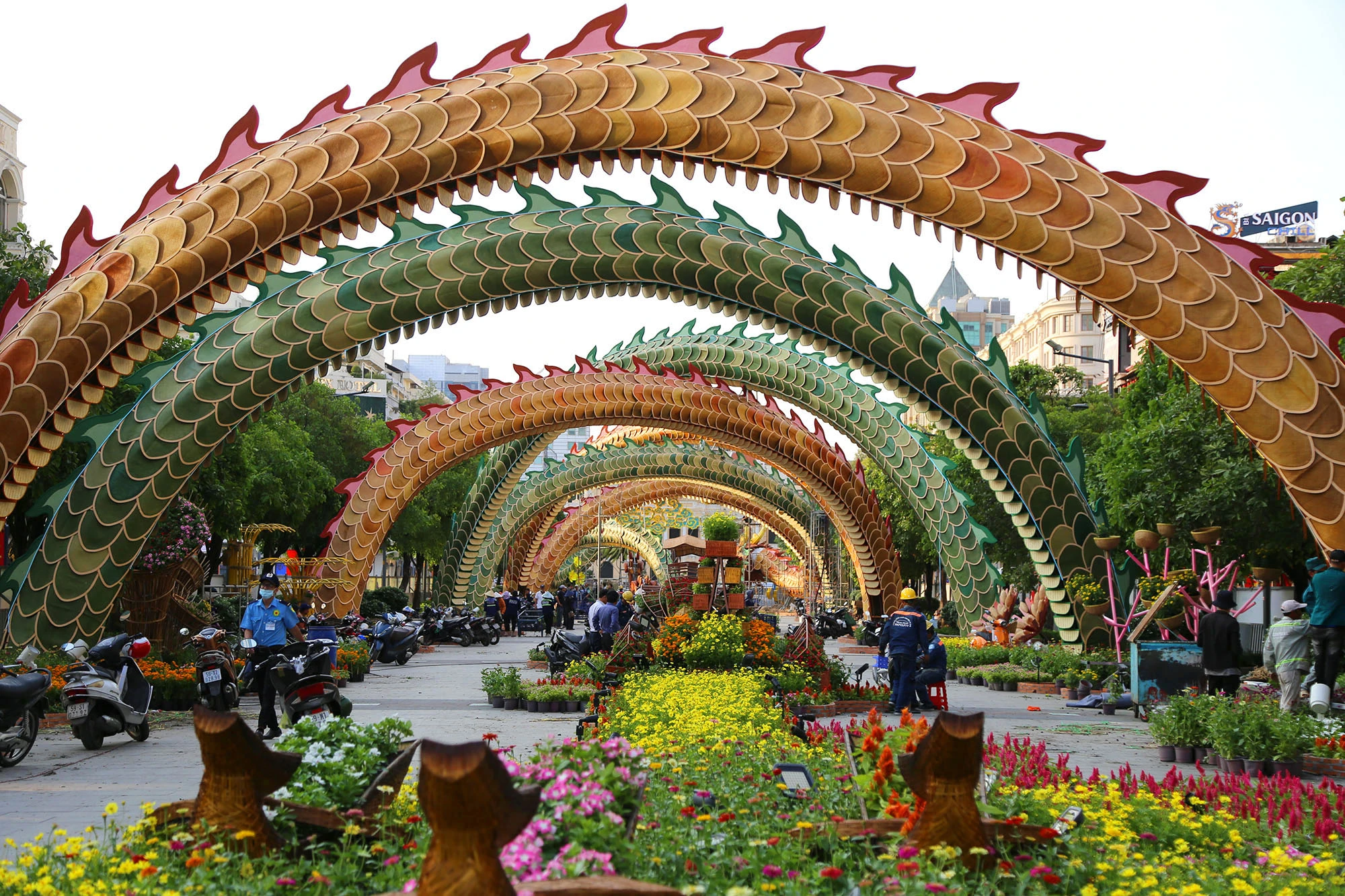 lộ diện linh vật rồng khổng lồ đường hoa nguyễn huệ (5) - Copy.JPG