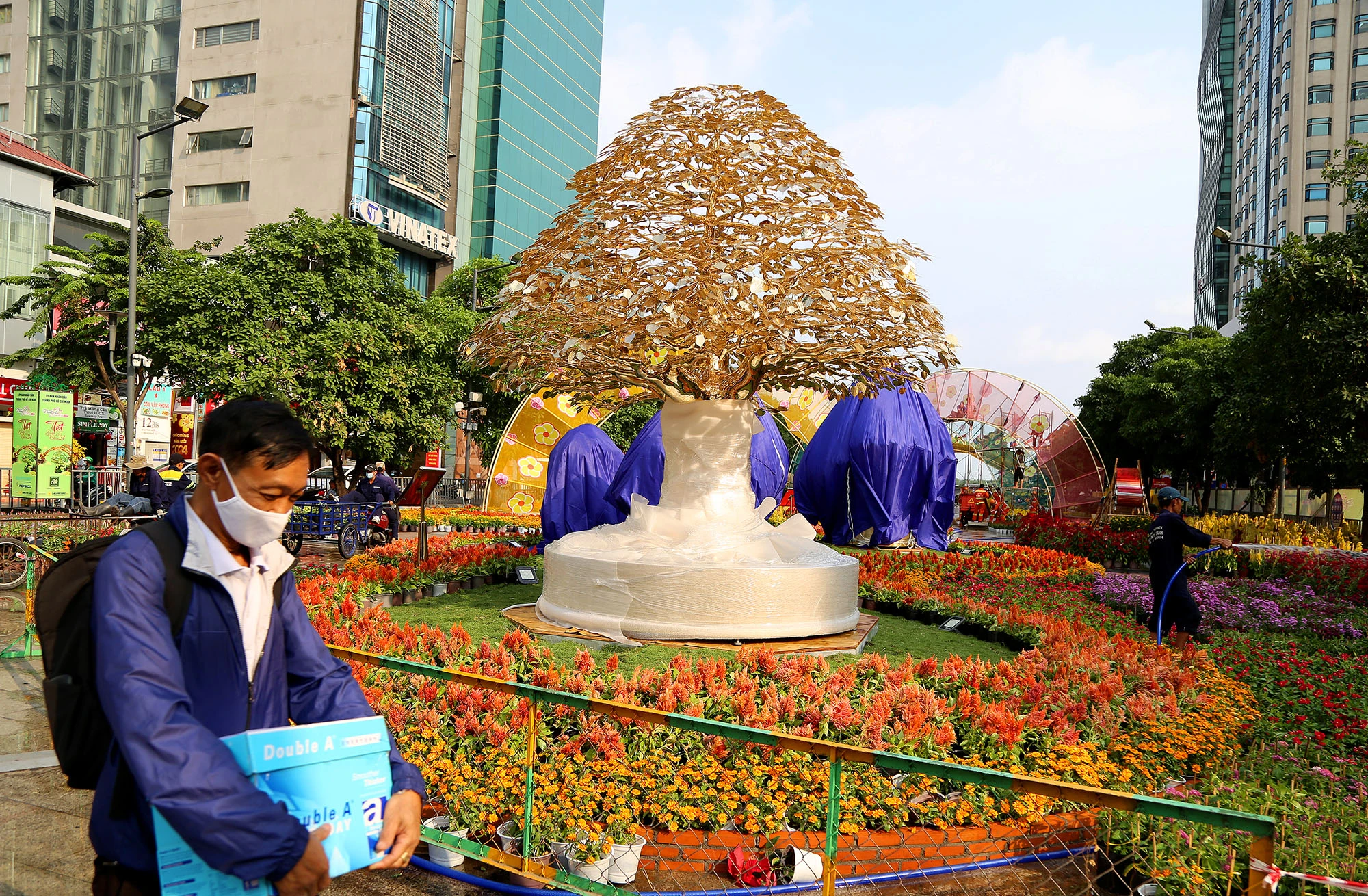 đường hoa nguyễn huệ trước ngày khai mạc (13).JPG