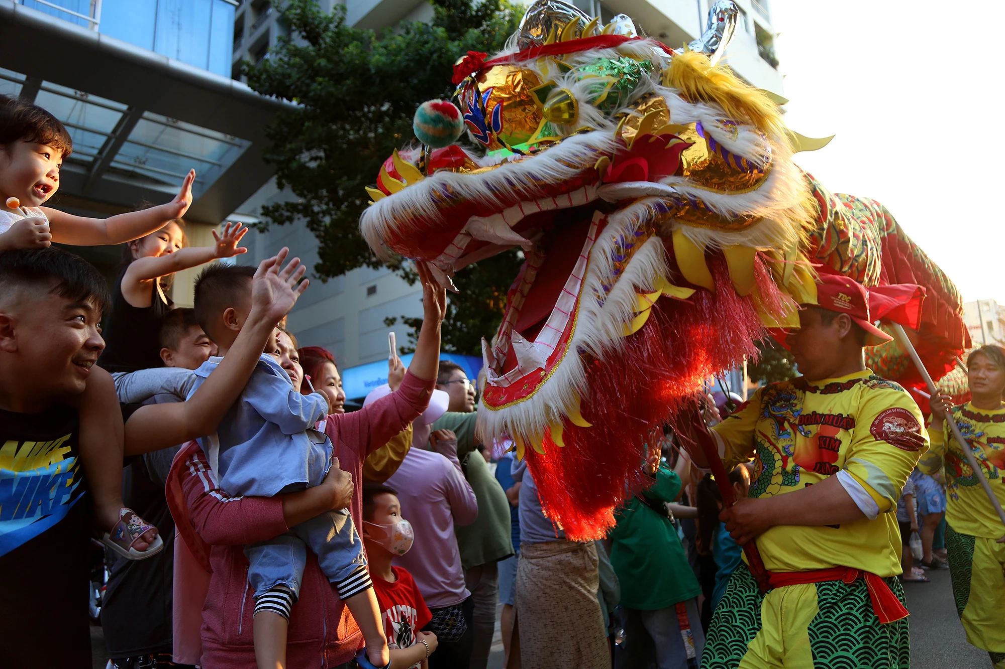 diễu hành tết nguyên tiêu (10).JPG
