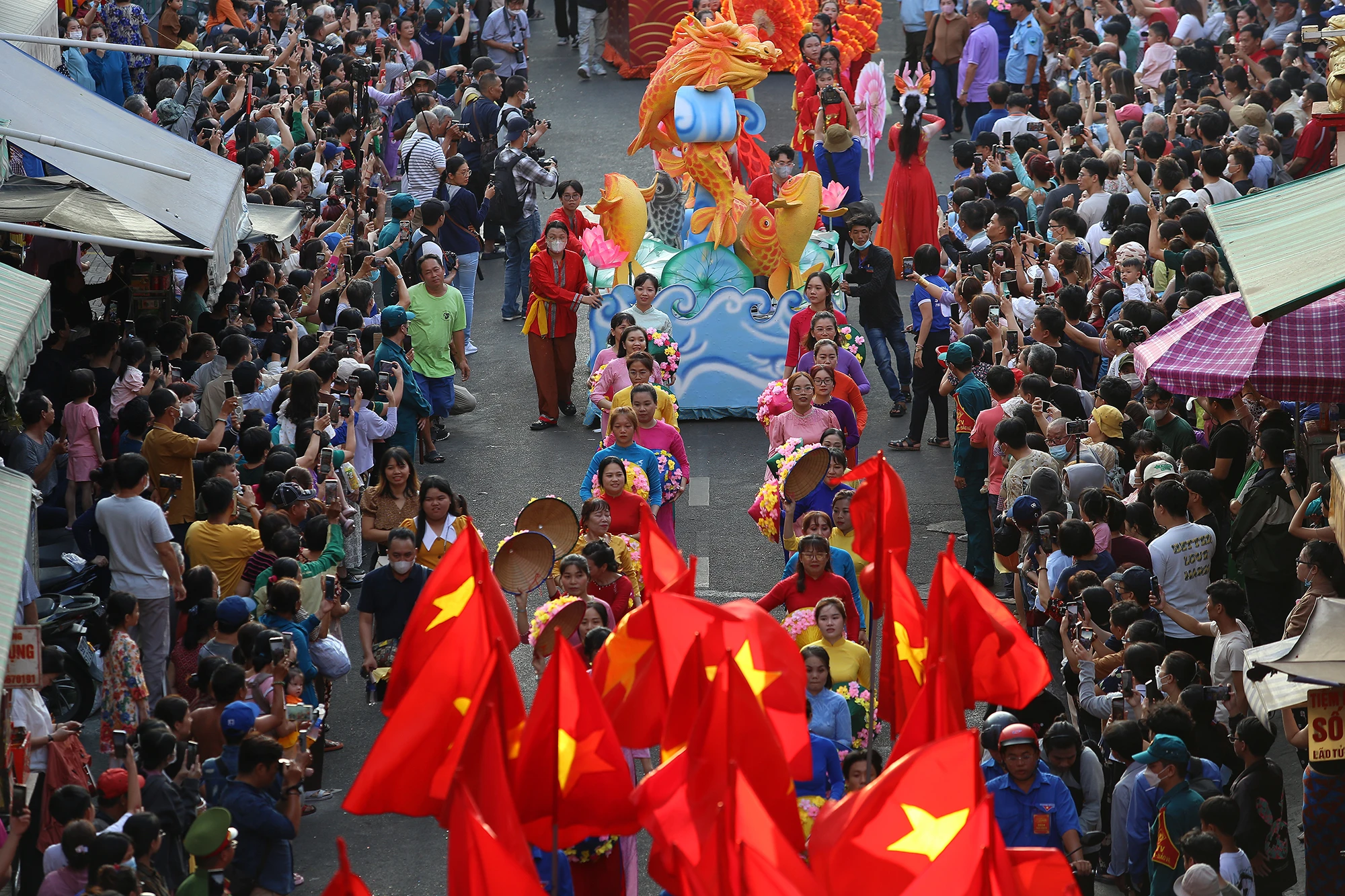 diễu hành tết nguyên tiêu (6).JPG
