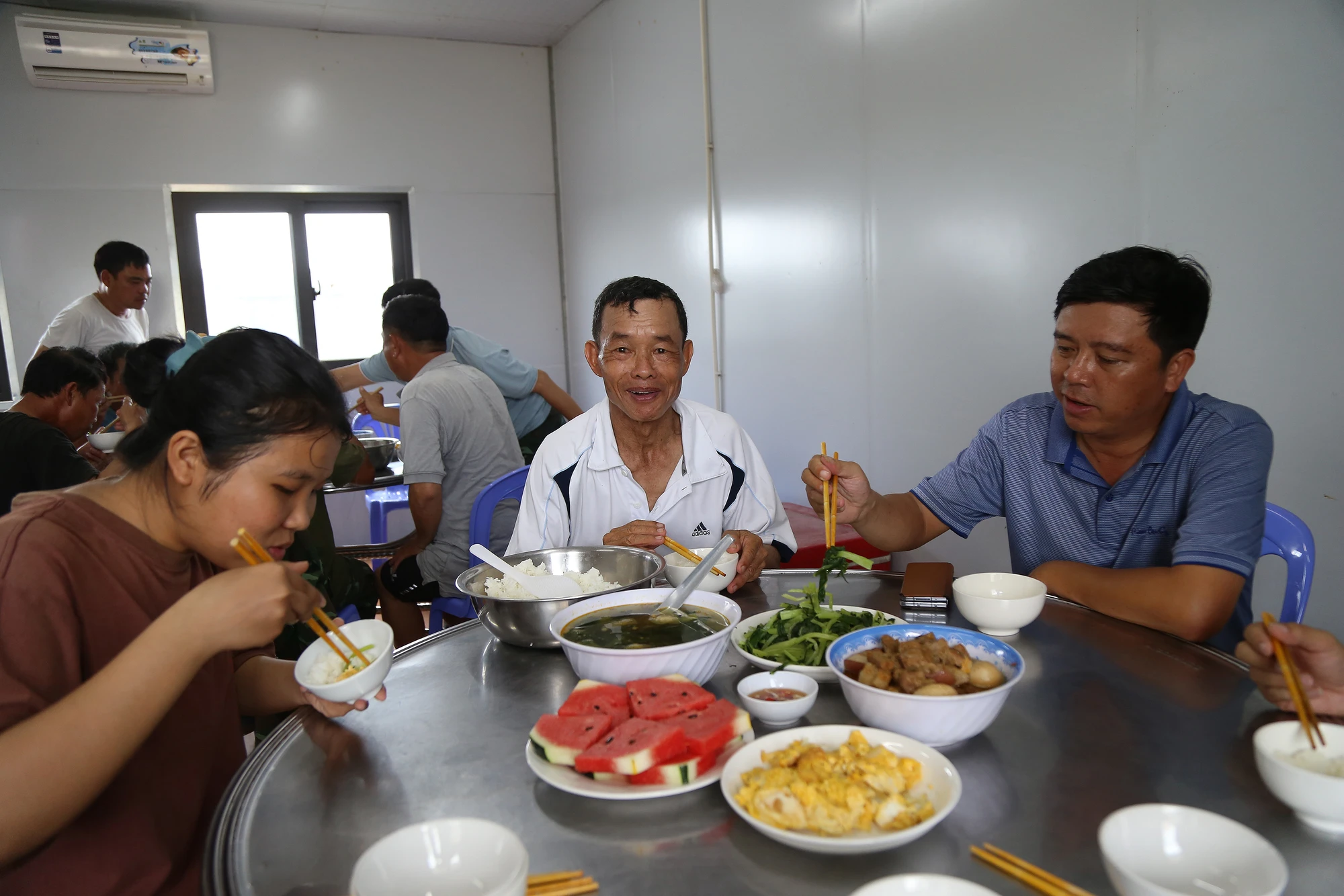 những anh nuôi của hàng trăm công nhân vành đai 3 tphcm (8).JPG