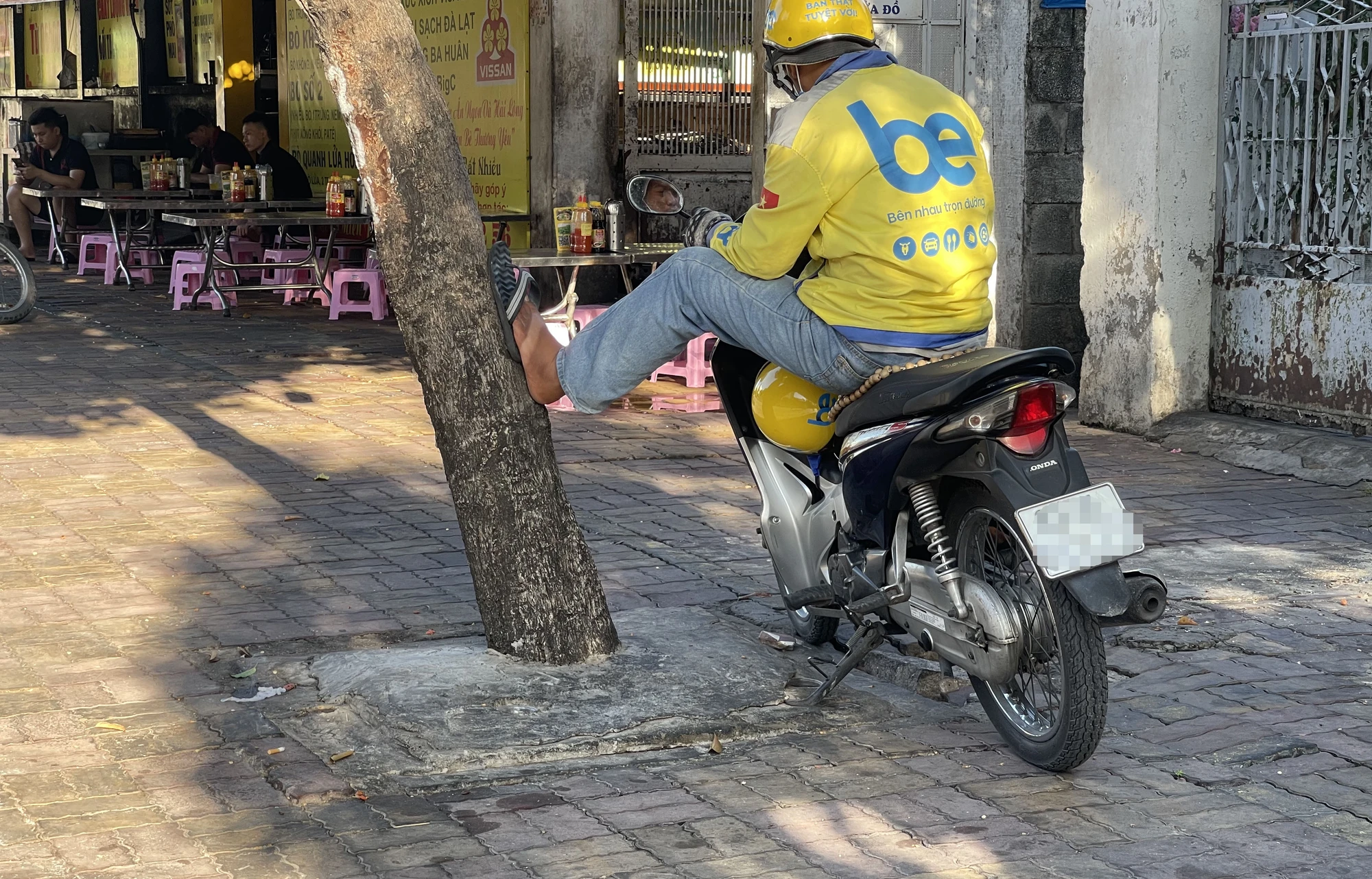 Hàng loạt cây xanh “thoi thóp”, chờ giải cứu ở TP.HCM (4).jpg