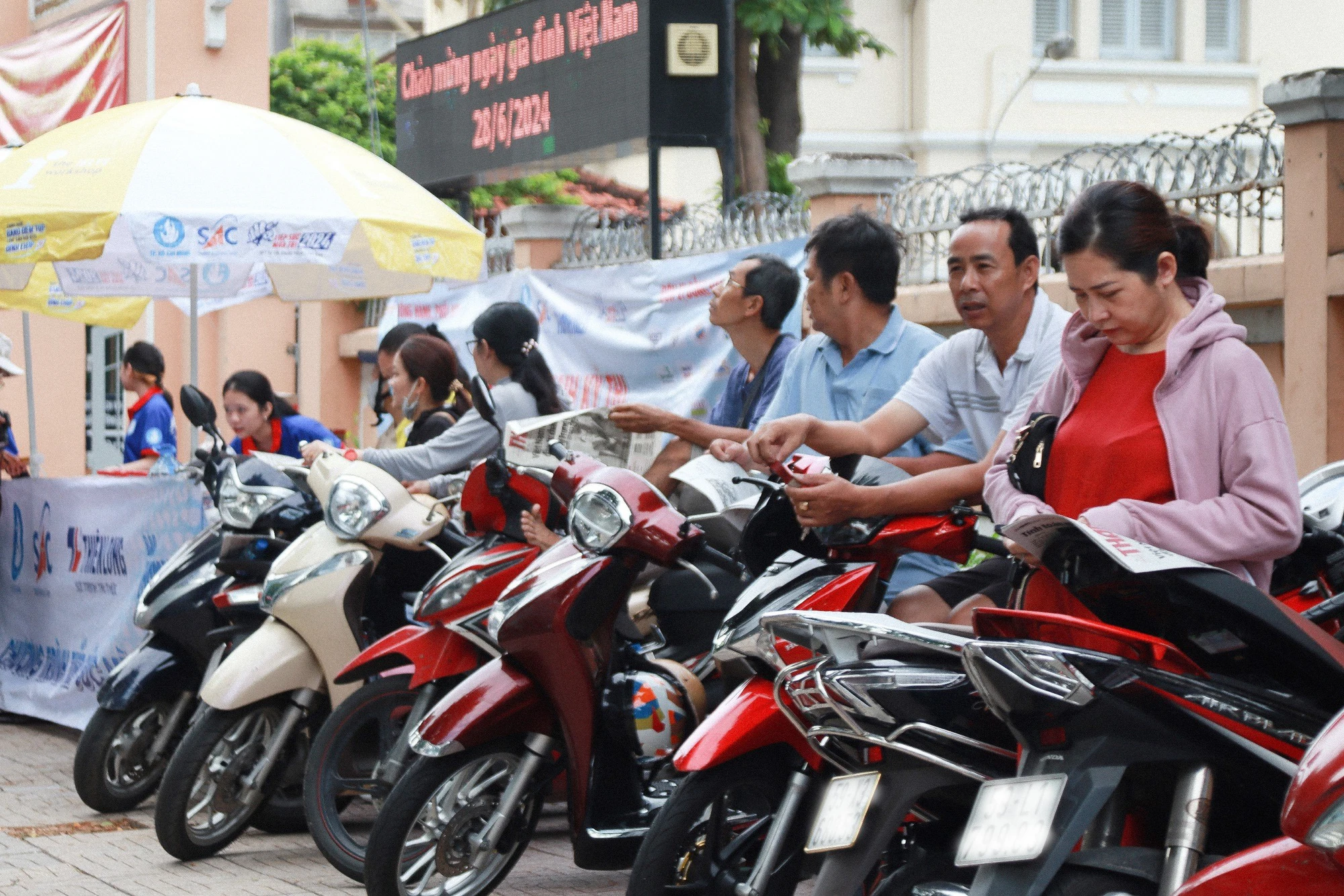 Cha mẹ đội nắng, dầm mưa cùng con 'vượt vũ môn' (9).jpg