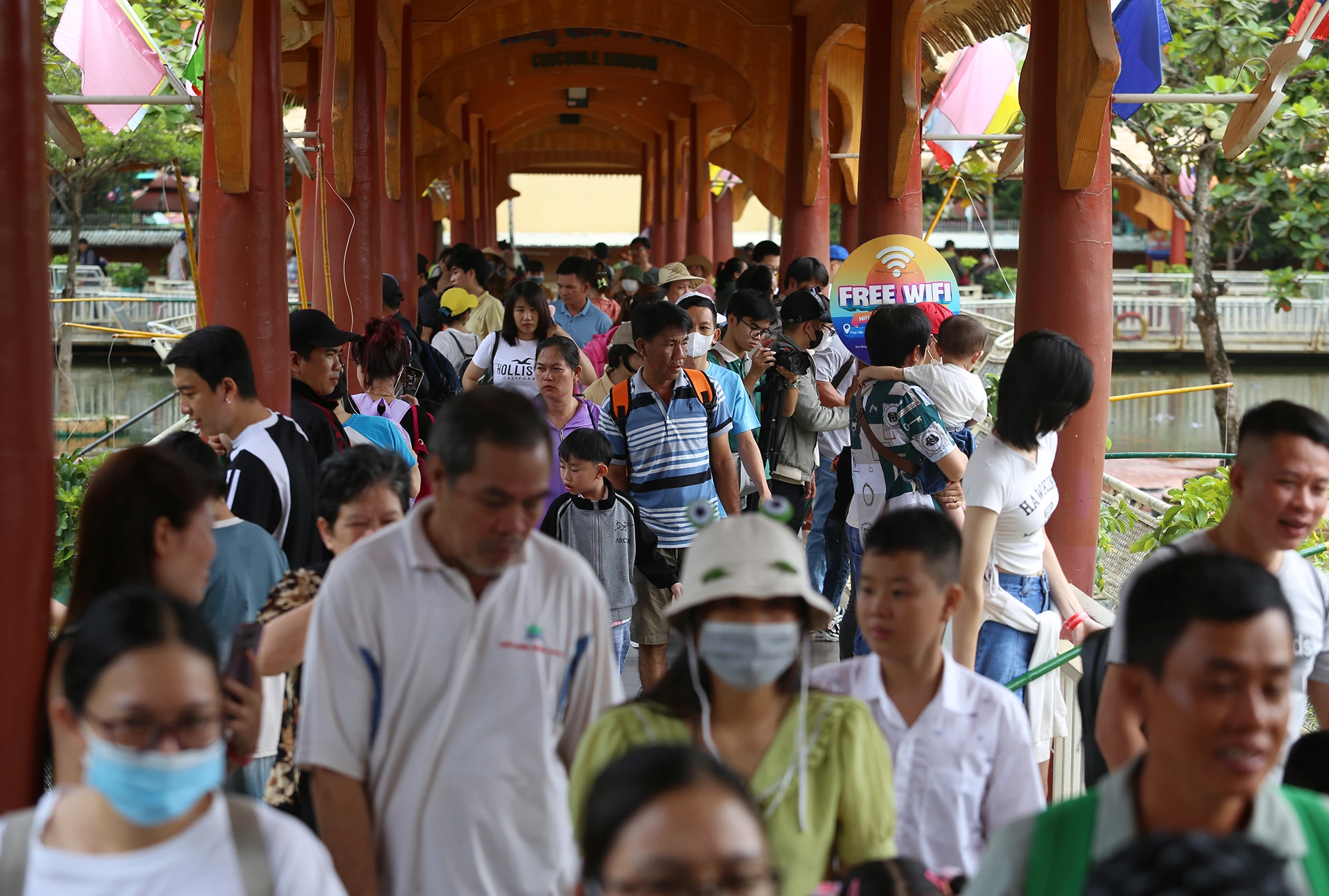 Hàng ngàn người đổ về Suối Tiên vui chơi ngày 2-9.JPG