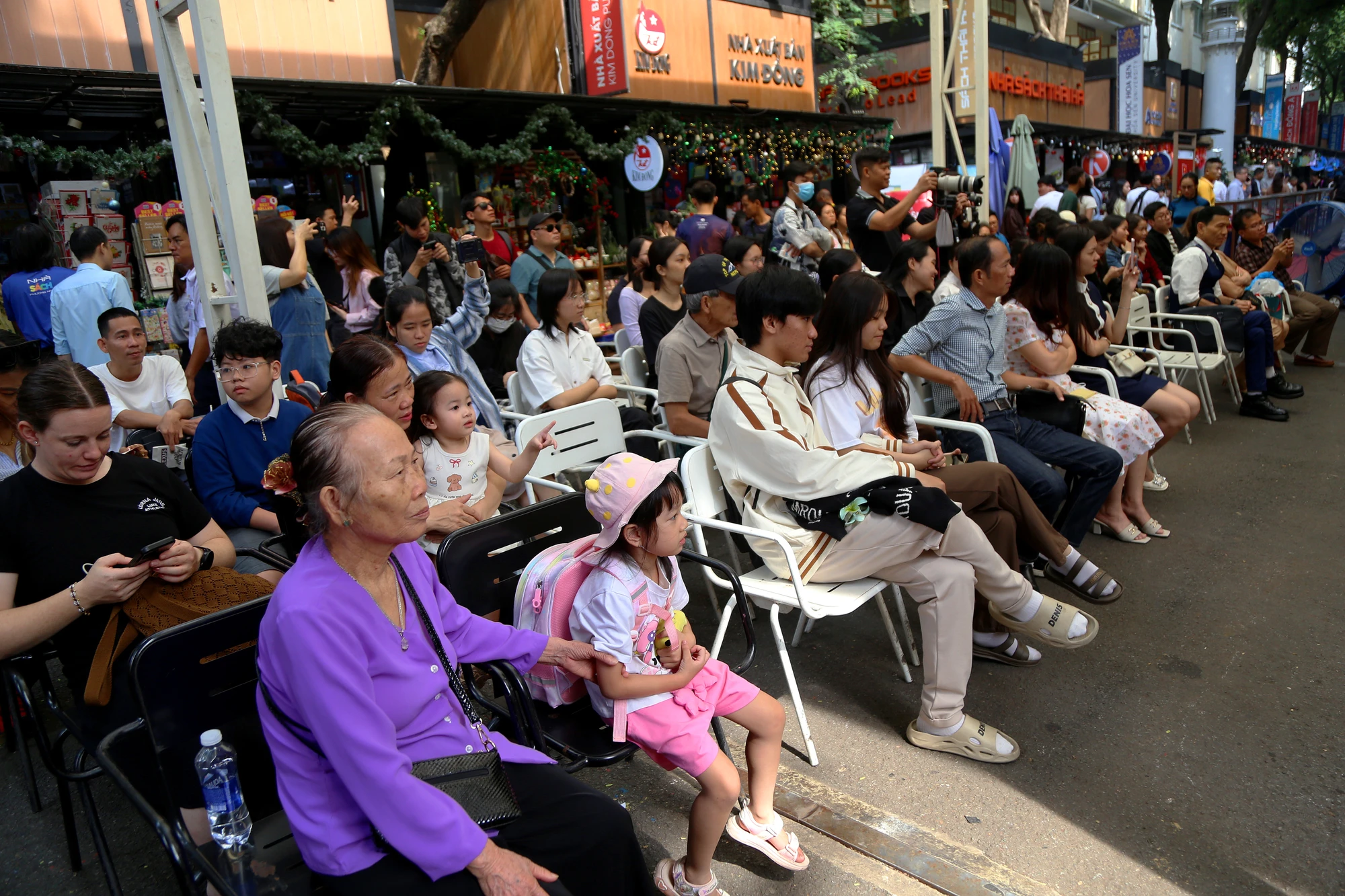cuoi-tuan-den-duong-sach-tphcm-xem-trien-lam-va-thuong-thuc-am-nhac-dan-toc-11-4529.jpg