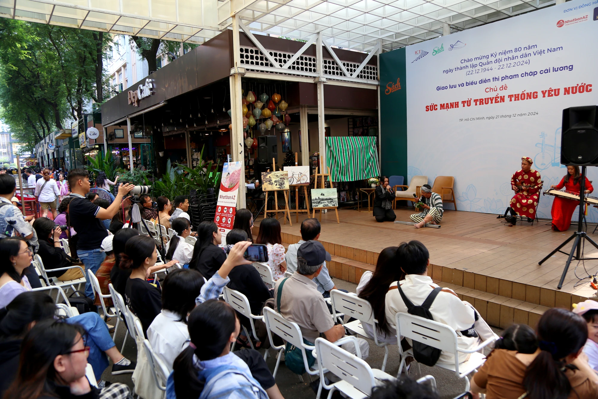 cuoi-tuan-den-duong-sach-tphcm-xem-trien-lam-va-thuong-thuc-am-nhac-dan-toc-12-1389.jpg