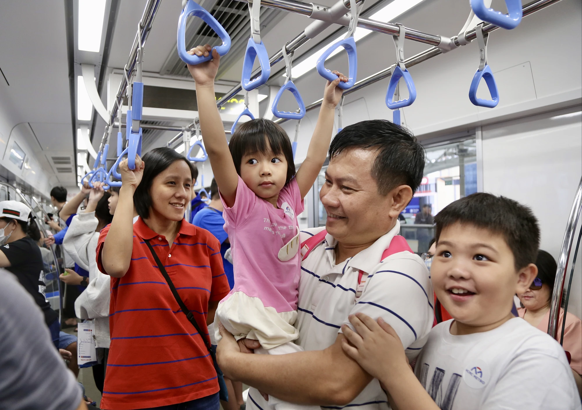 Gia đình chị Thi Thị Tuyết Mai dành ngày cuối tuần để trải nghiệm tuyến metro số 1 từ ga Văn Thánh đến ga Suối Tiên. Ảnh: HOÀNG GIANG