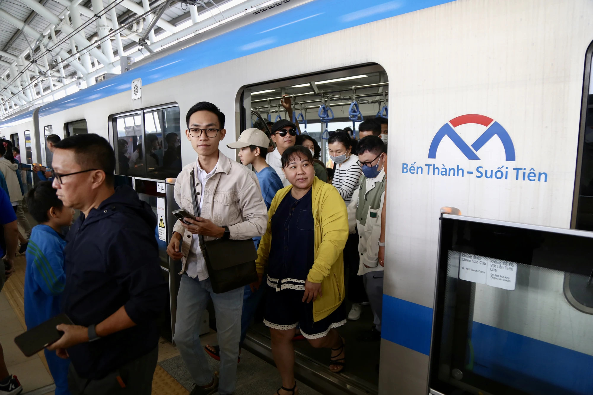 Trong 6 tháng đầu vận hành, bắt đầu từ ngày 22-12, metro số 1 chạy từ 5 giờ - 22 giờ mỗi ngày, 8-12 phút/chuyến. Riêng ngày 22-12 sẽ bắt đầu từ 10 giờ. Sau 6 tháng, tàu sẽ chạy từ 5 giờ - 23 giờ 30 phút, 5-10-15 phút/chuyến. Thời gian di chuyển từ ga Bến Thành đến ga Bến xe Suối Tiên là 29 phút. Kể từ ngày 21-1-2025, giá vé lượt là 7.000 - 20.000 đồng/lượt; vé ngày 40.000 đồng; vé 3 ngày 90.000 đồng; vé tháng phổ thông là 300.000 đồng, ưu tiên đối với học sinh, sinh viên là 150.000 đồng. Đồng thời miễn phí dành cho trẻ em dưới 6 tuổi, người có công, người cao tuổi trên 60 tuổi, người khuyết tật. Ảnh: HOÀNG GIANG