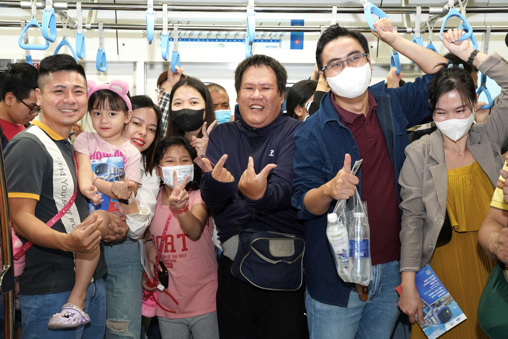 Cùng ghi lại kỷ niệm với gia đình trong sự kiện đặc biệt này. Ảnh: THUẬN VĂN