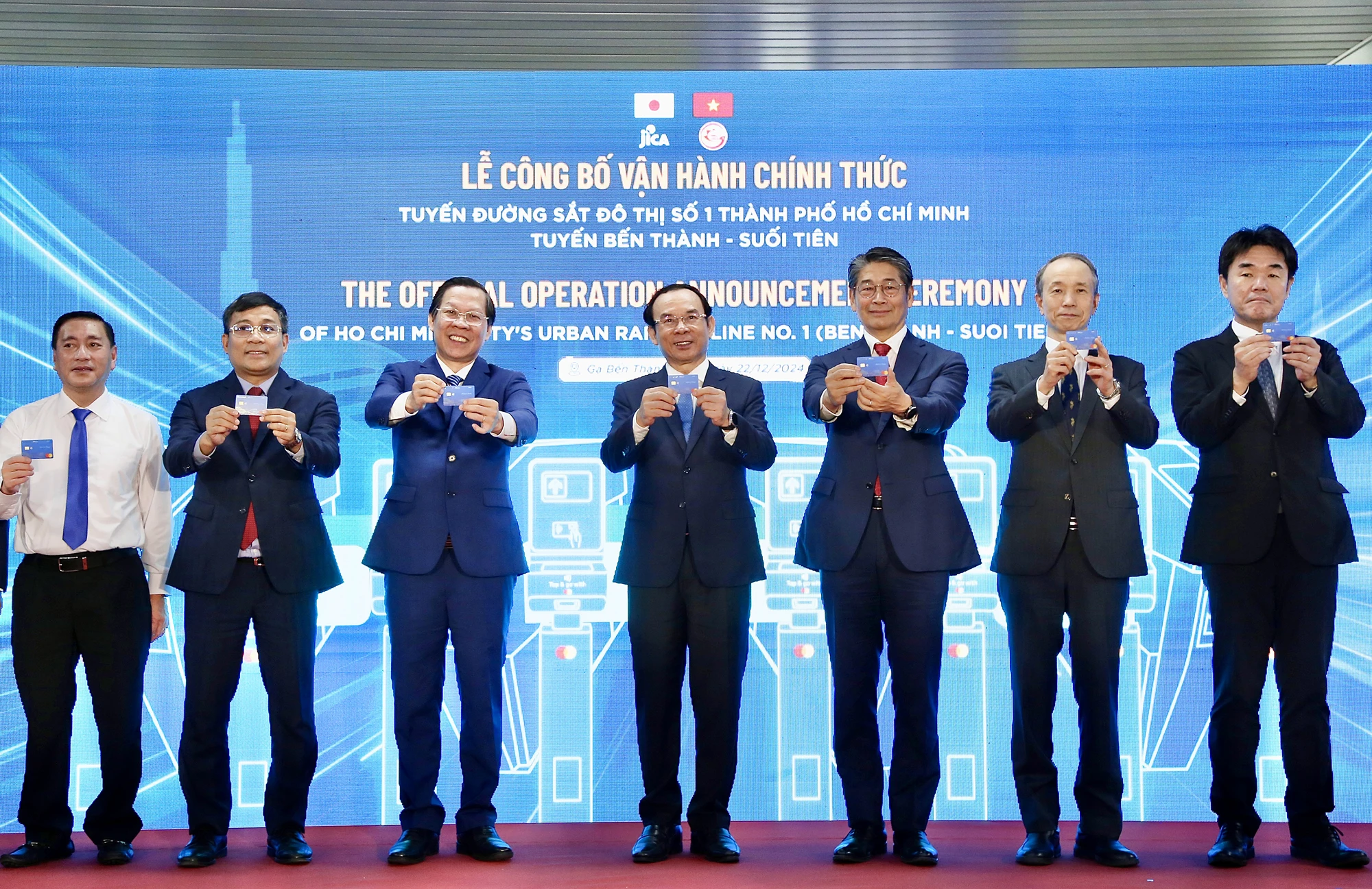 9 giờ 30, nghi thức vận hành chính thức tuyến metro số 1 được lãnh đạo TP.HCM và các đại biểu thực hiện. Ảnh: HOÀNG GIANG