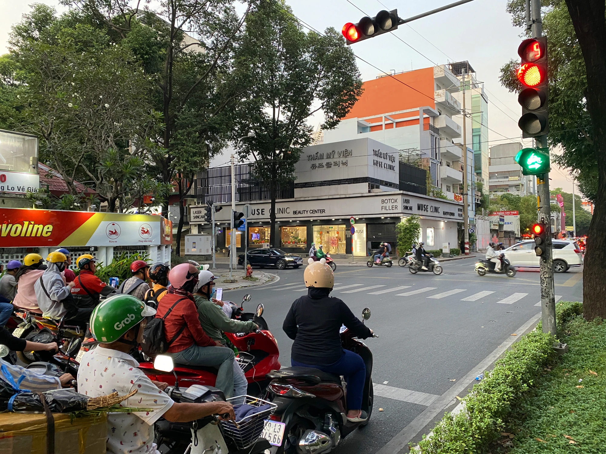 có đèn rẽ phải vẫn ùn ứ (10).JPG