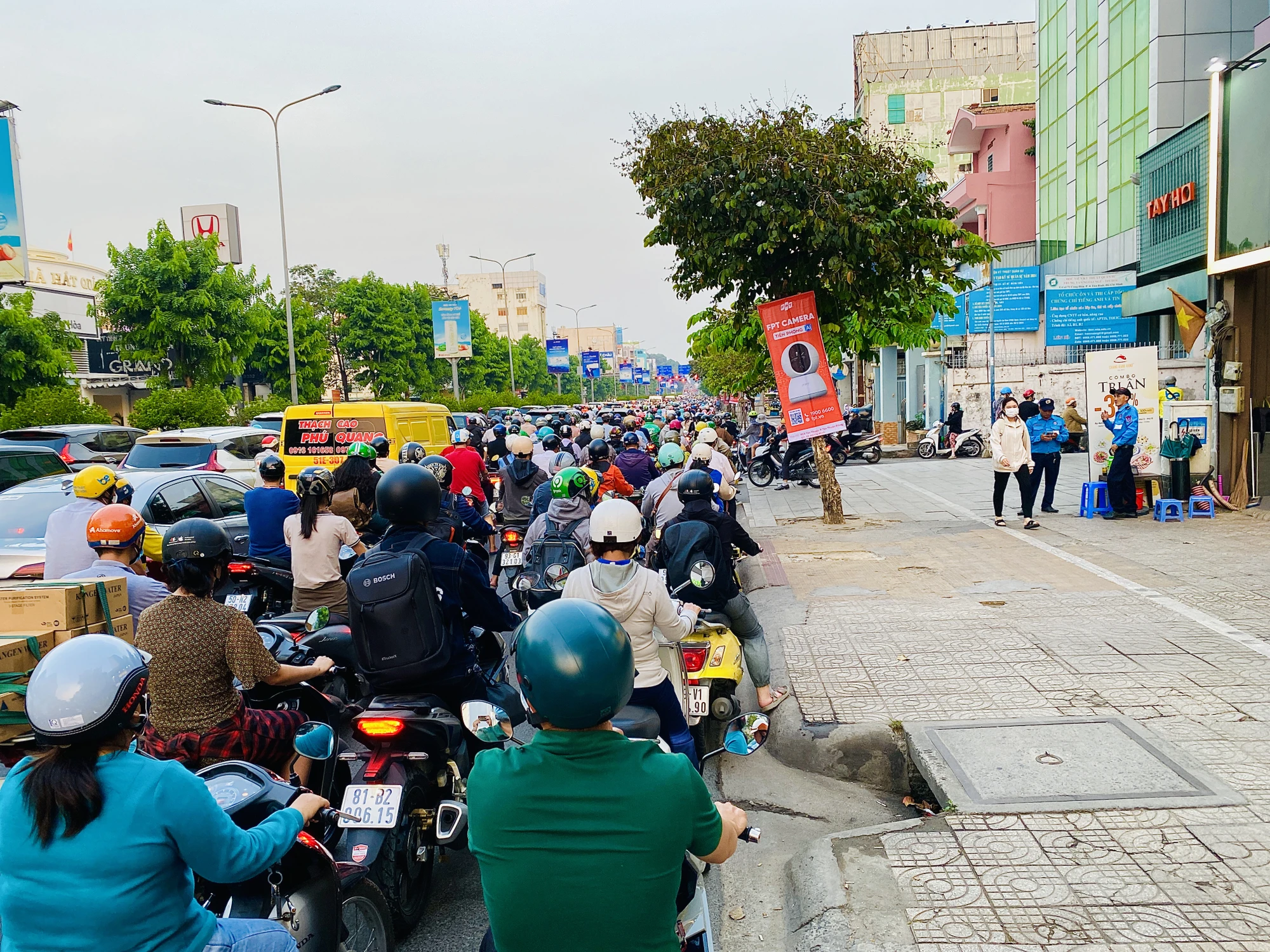 có đèn rẽ phải vẫn ùn ứ (4).jpg