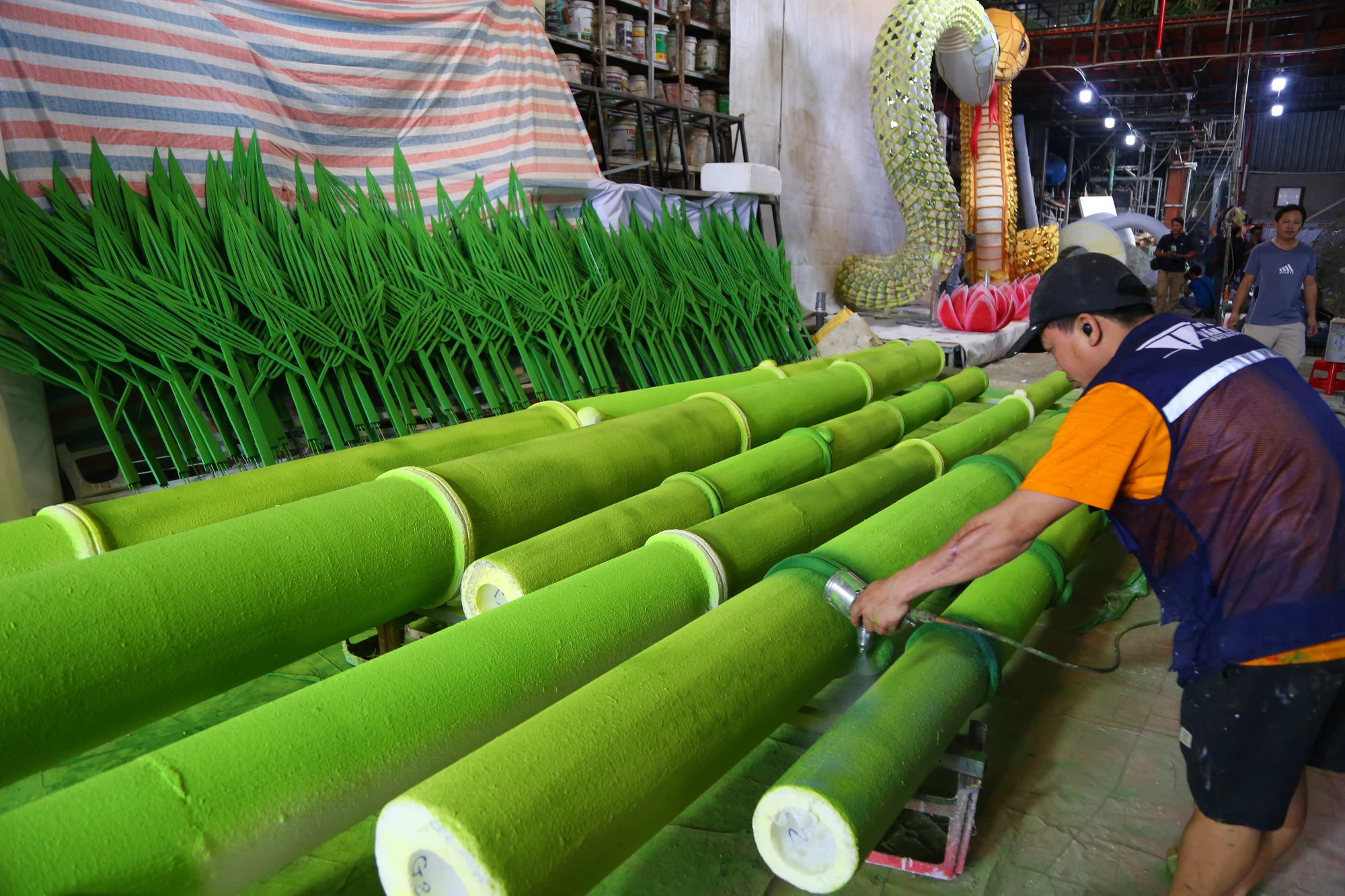 Hình ảnh thi công mới nhất cặp linh vật rắn Đường hoa Nguyễn Huệ Tết Ất Tỵ 2025 (18).JPG