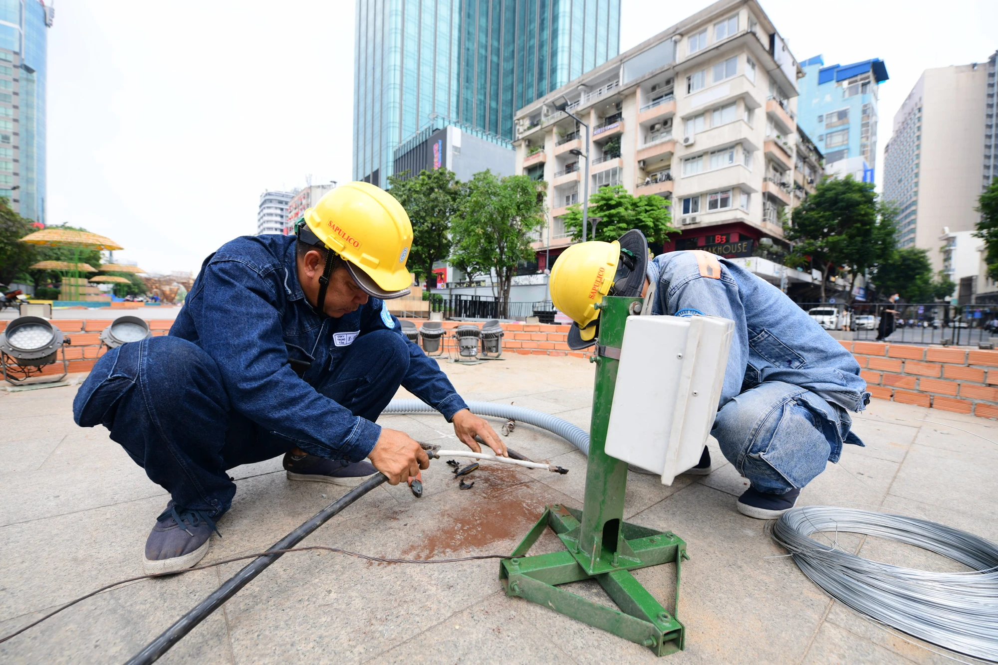 Lộ diện linh vật rắn đường hoa Nguyễn Huệ (26).jpg