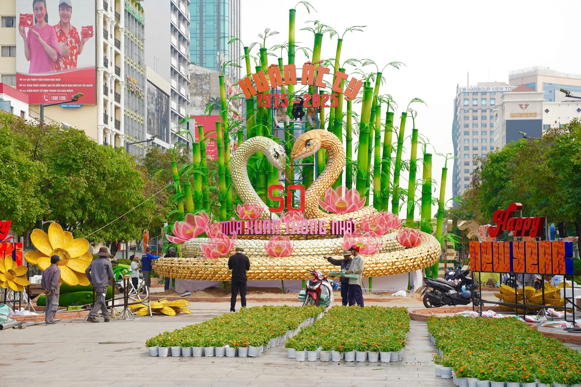 Lộ diện linh vật rắn đường hoa Nguyễn Huệ (4).jpg