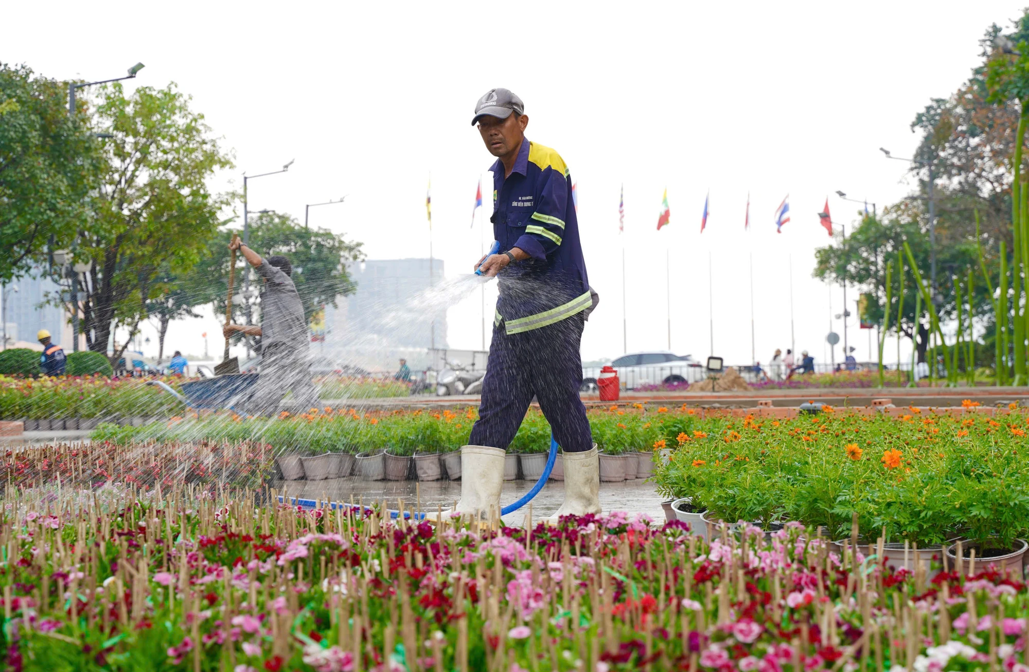 Lộ diện linh vật rắn đường hoa Nguyễn Huệ (7).jpg