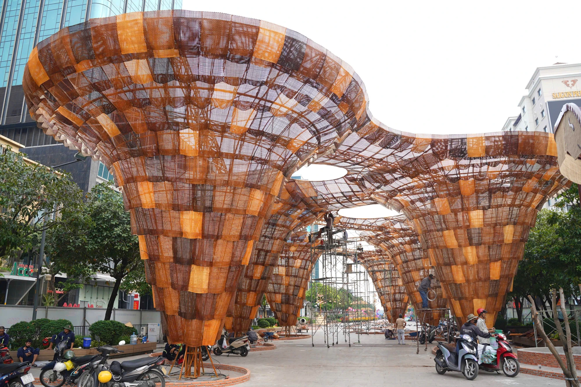 Lộ diện linh vật rắn đường hoa Nguyễn Huệ (9).jpg