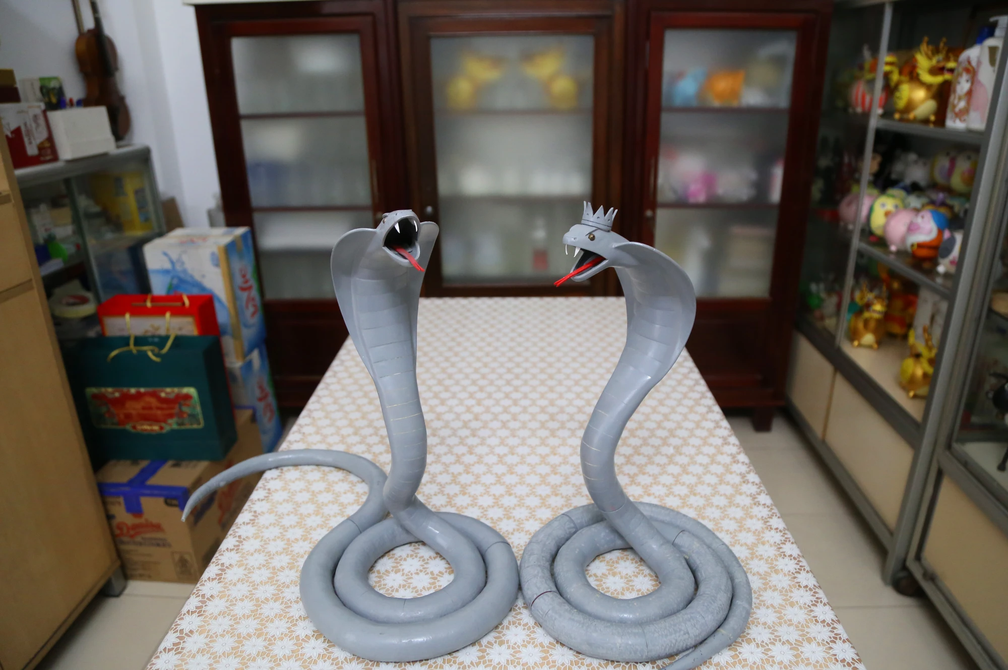 Độc đáo Bé Na làm từ ống nước của người họa sĩ già (4).JPG
