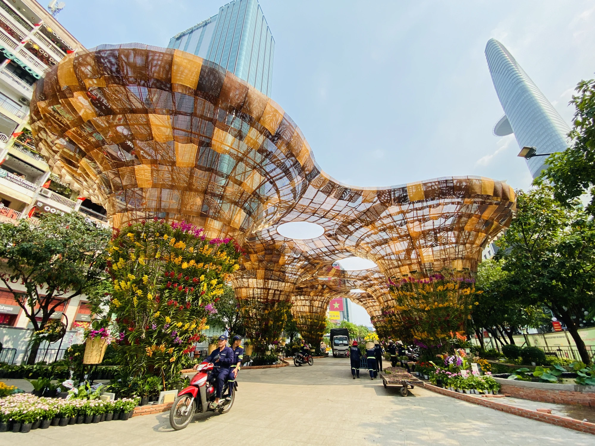 Toàn cảnh đường hoa Nguyễn Huệ Tết Ất Tỵ 2025 trước giờ khai mạc (1).jpg