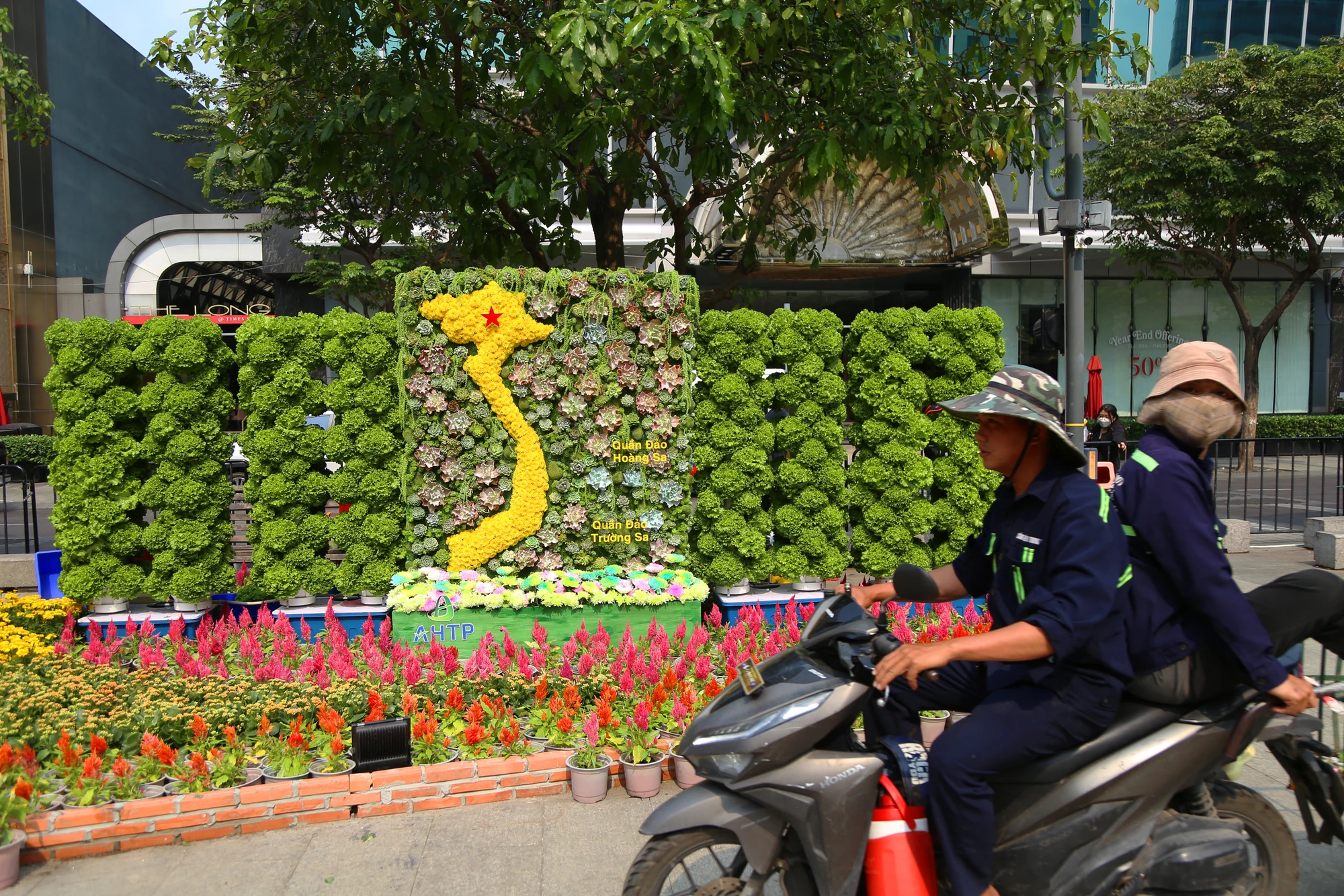 Toàn cảnh đường hoa Nguyễn Huệ Tết Ất Tỵ 2025 trước giờ khai mạc (22).JPG