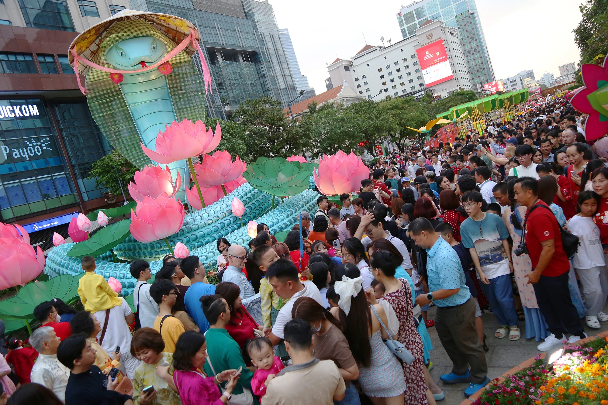 Biển người ở đường hoa Nguyễn Huệ chờ đón pháo hoa giao thừa năm Ất Tỵ 2025 (23).JPG