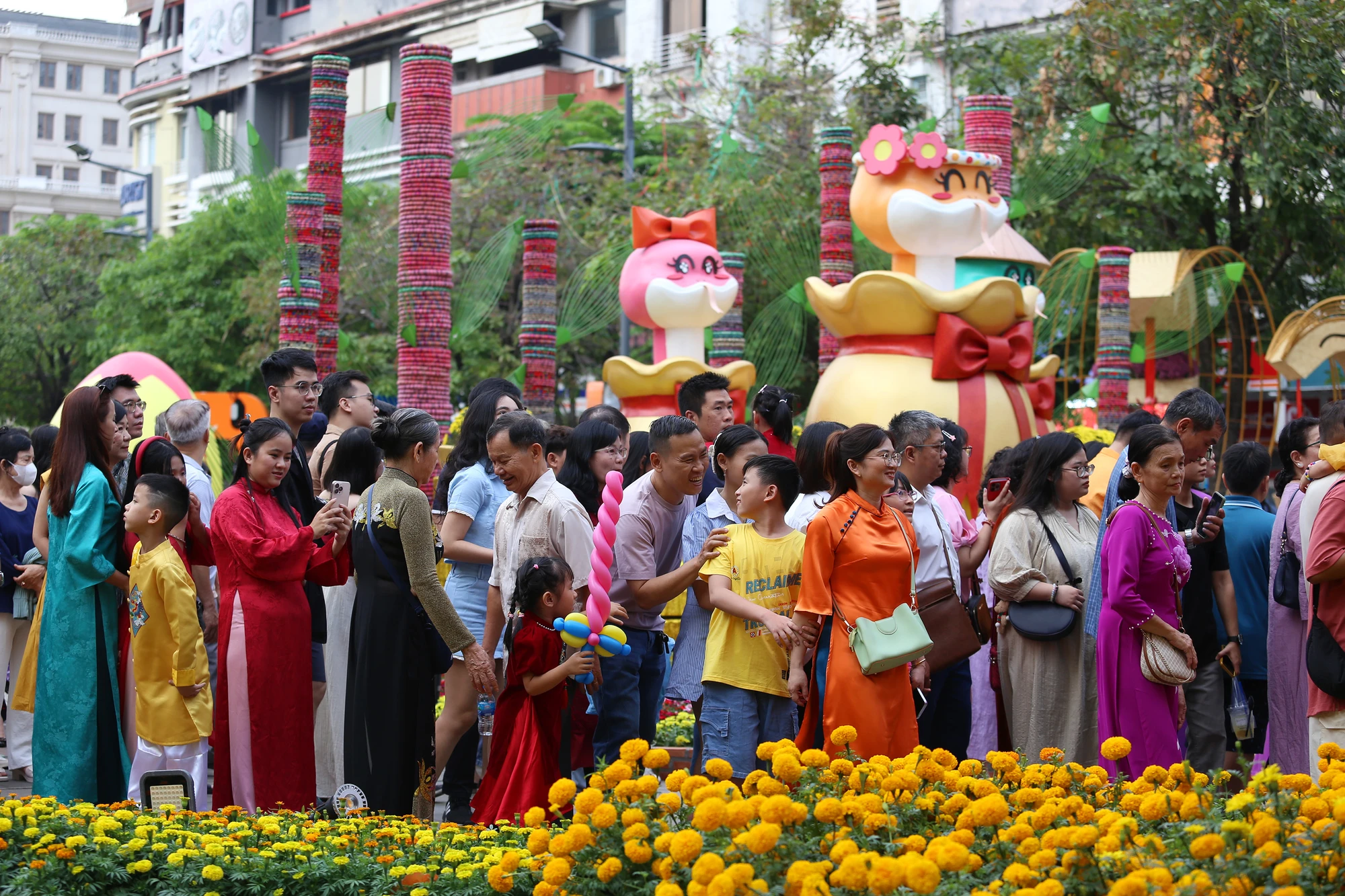 Biển người ở đường hoa Nguyễn Huệ chờ đón pháo hoa giao thừa năm Ất Tỵ 2025 (8).JPG