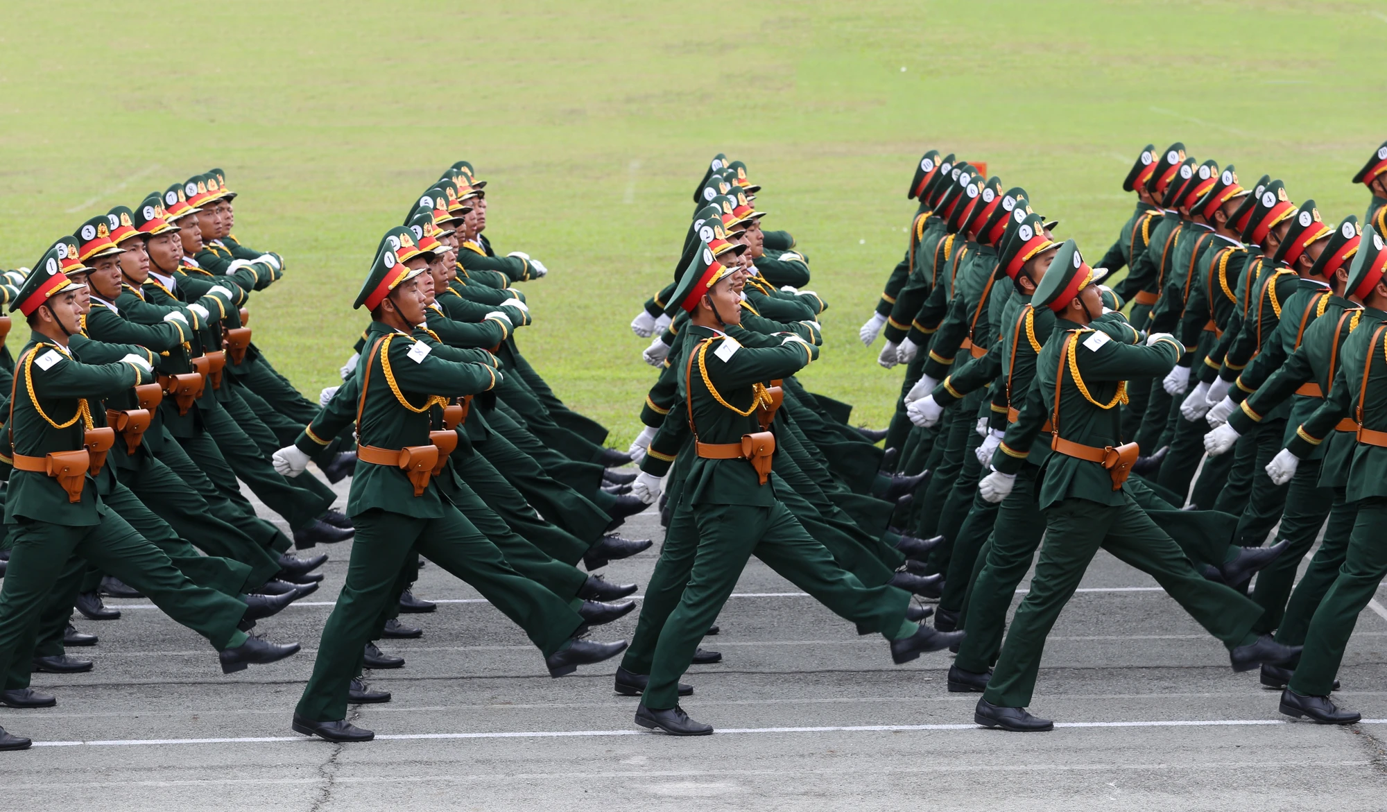 Hơn 1.000 chiến sĩ 'vượt nắng, thắng mưa' hợp luyện diễu binh trên thao trường Quân đoàn 34 