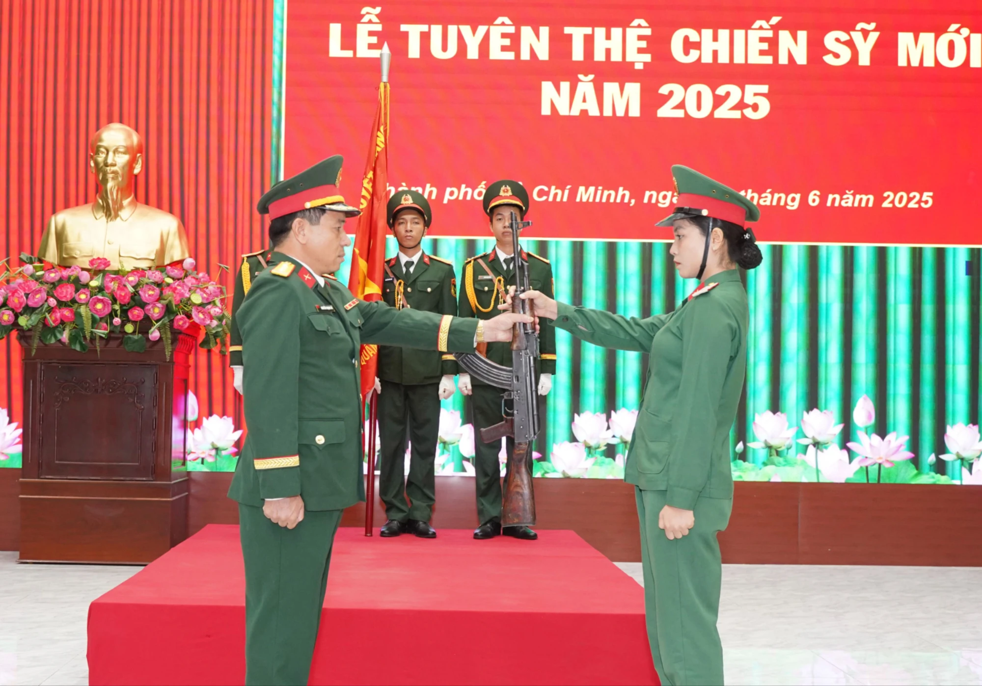 Trang trọng lễ tuyên thệ dưới Quân kỳ của 138 nữ chiến sĩ mới ở TP.HCM