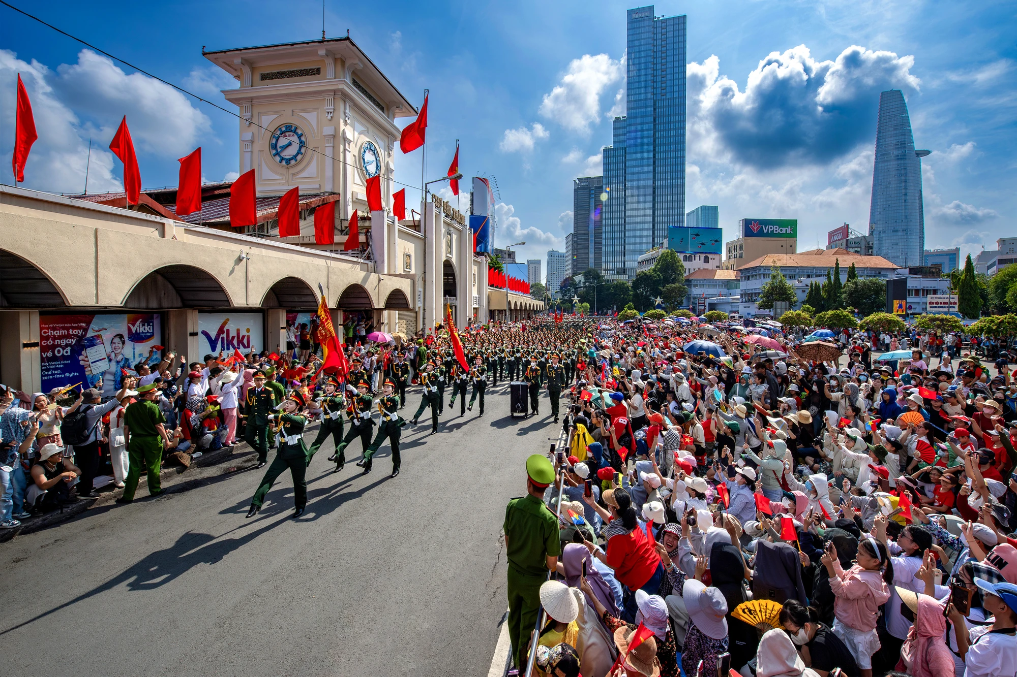Đón chào đoàn diễn binh_Võ Văn Hoàng.jpg