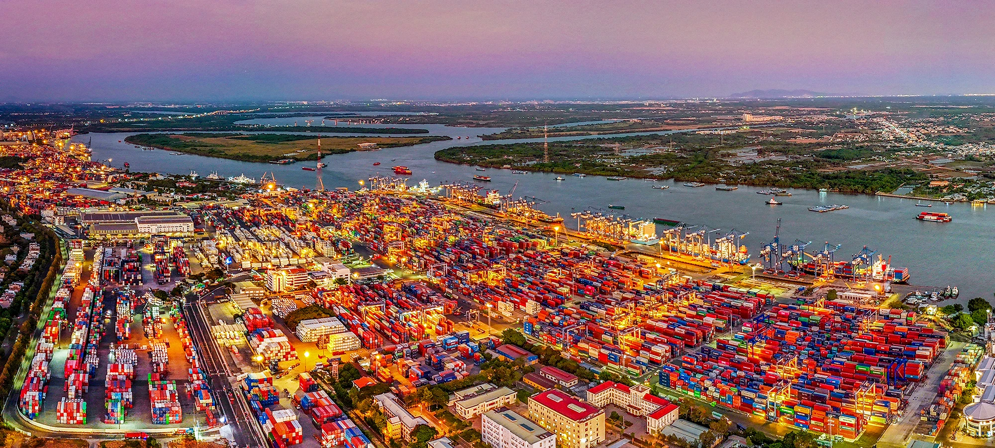 Nhộn nhịp cảng Cát Lái_Kiều Anh Dũng.jpg