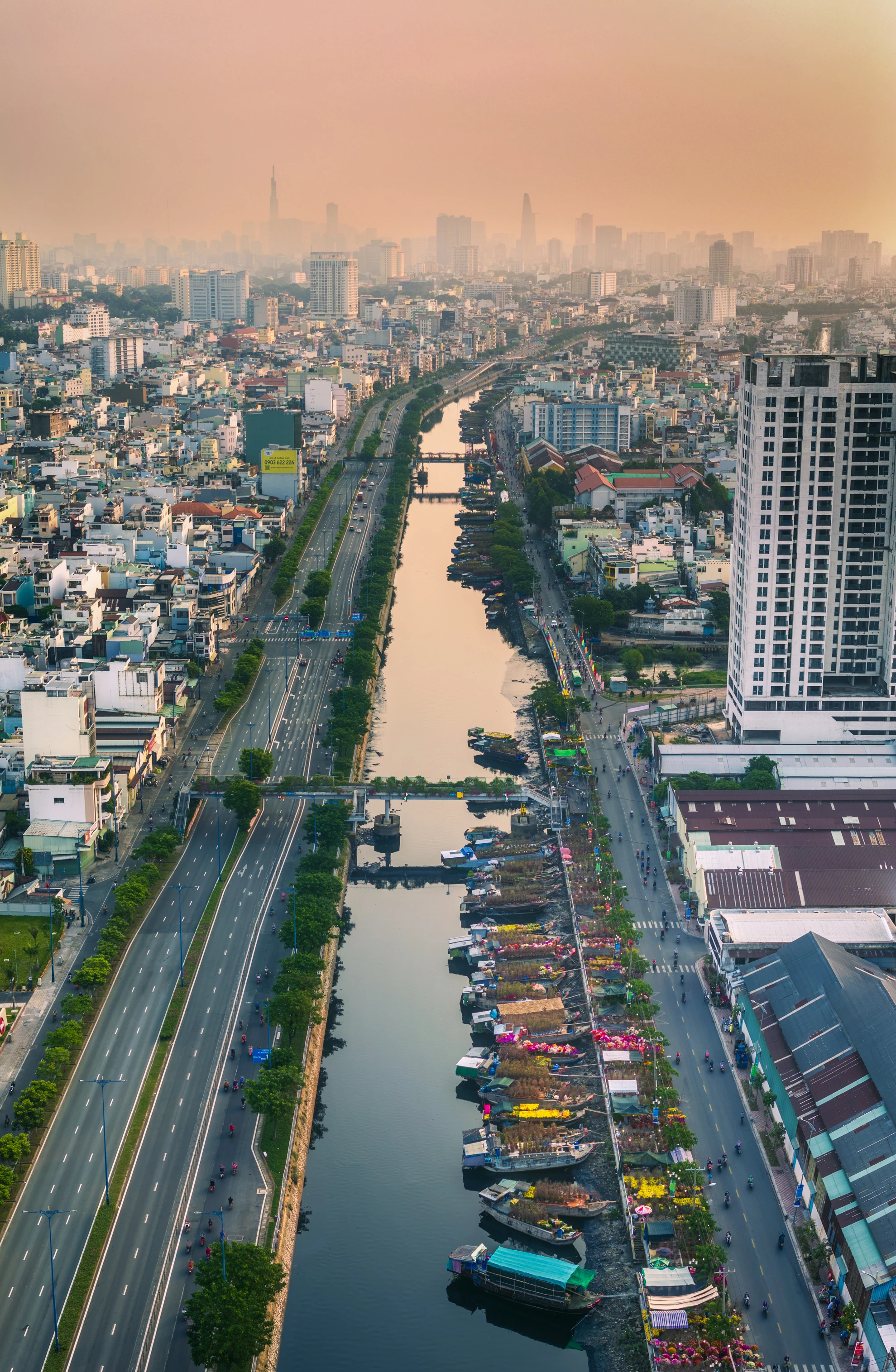 Trên Bến Dưới Thuyền Hồn Xuân Trên Bến Bình Đông_NGUYỄN TẤN TUẤN.jpg