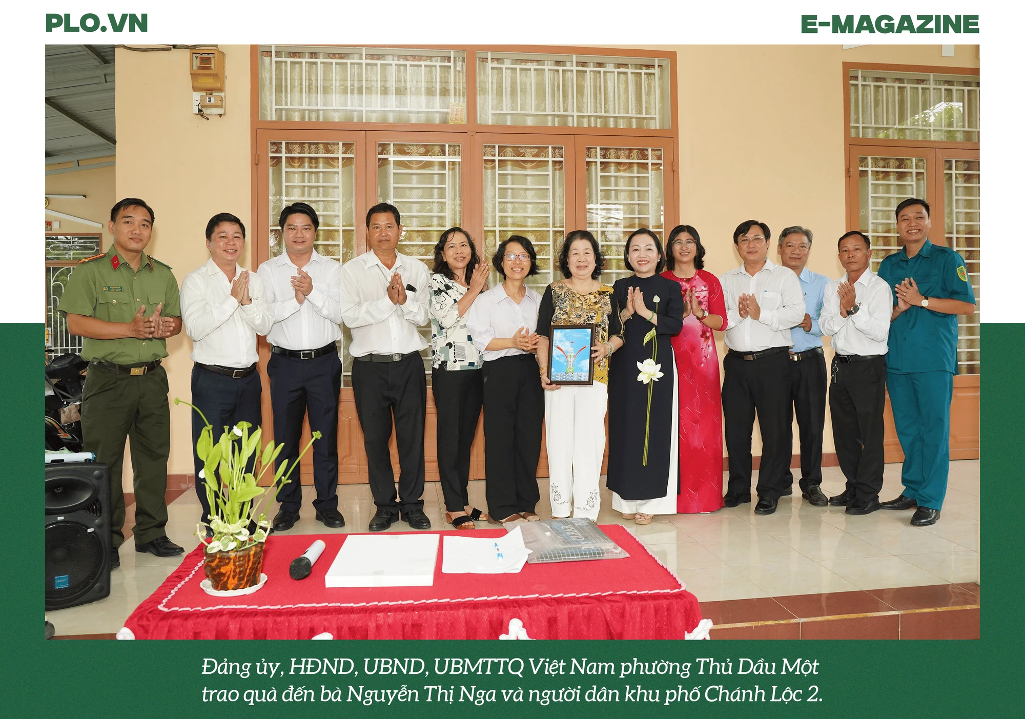 Đảng ủy, HĐND, UBND, UBMTTQ Việt Nam phường Thủ Dầu Một trao quà đến bà Nguyễn Thị Nga và người dân khu phố Chánh Lộc 2.png